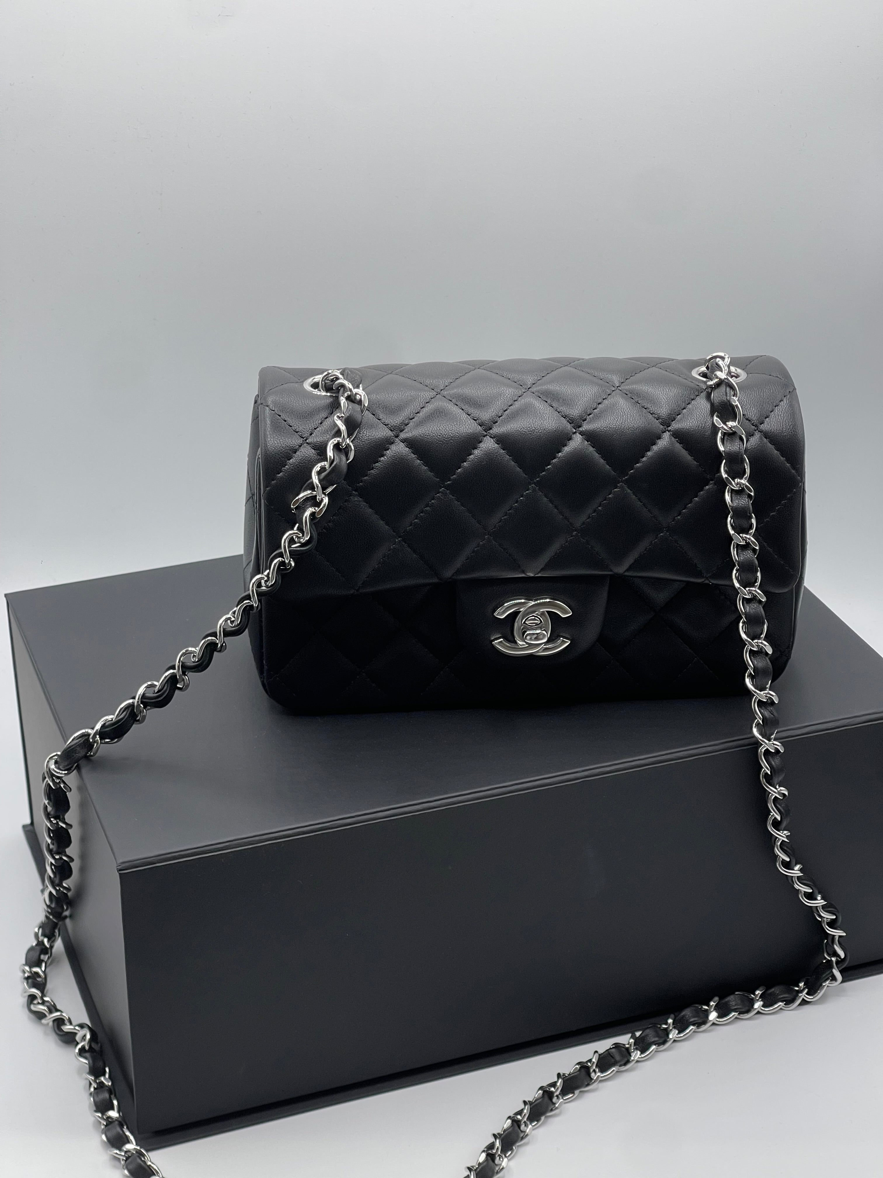 Chanel - Sac Classique à rabat noir