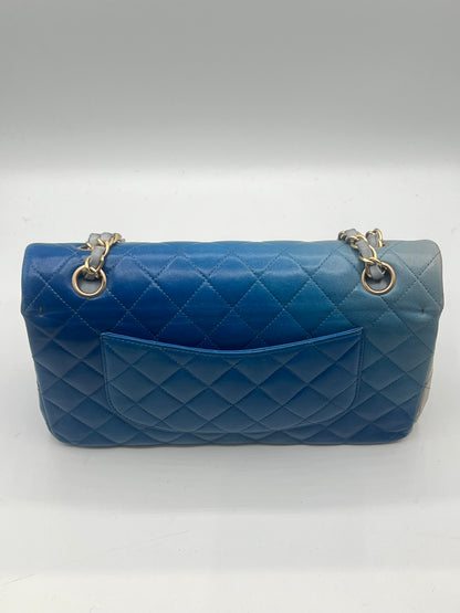 Chanel - sac Timeless médium tie &amp; dye bleu