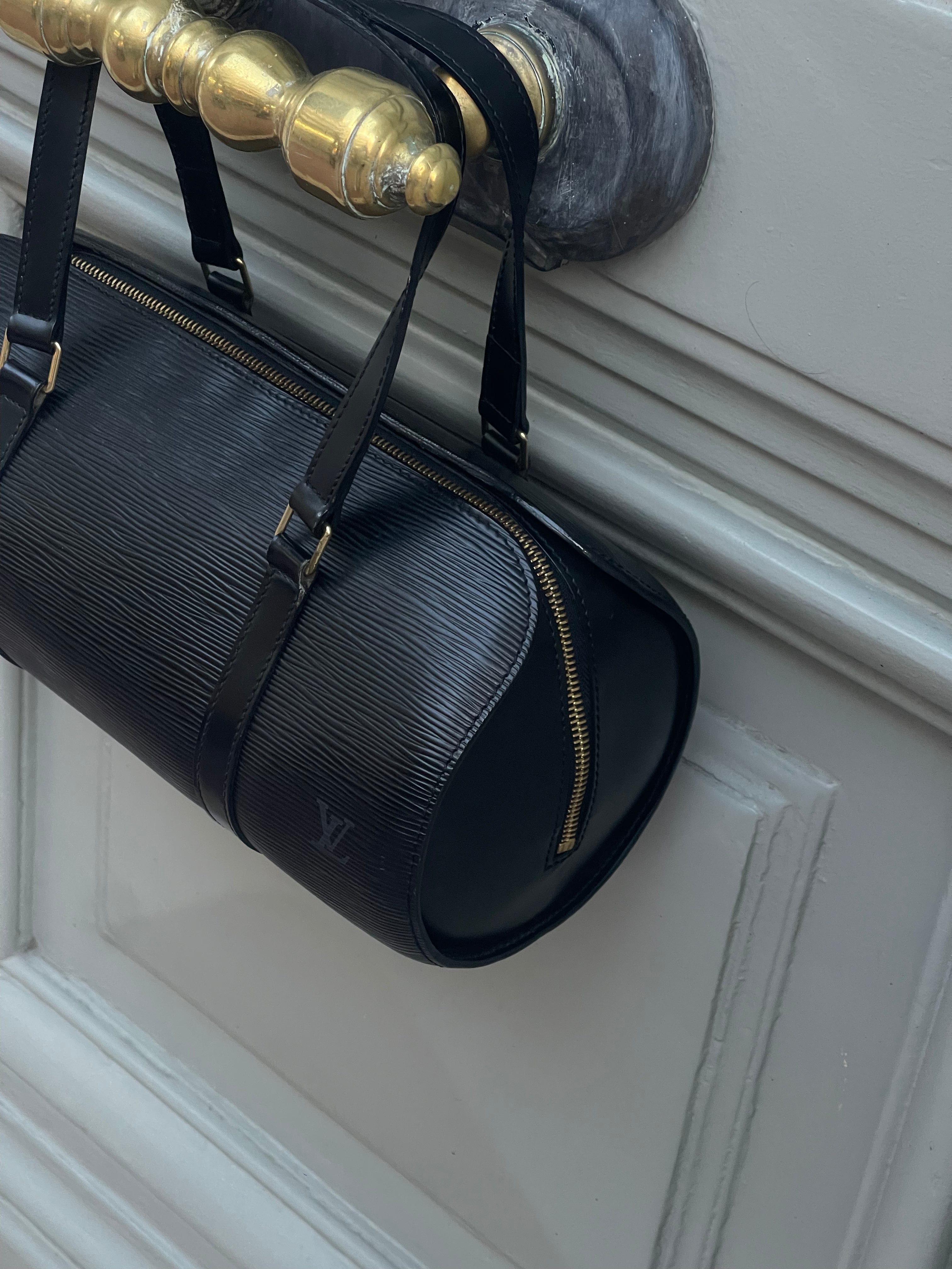 Louis Vuitton – Schwarze Soufflot-Tasche aus Epi-Leder