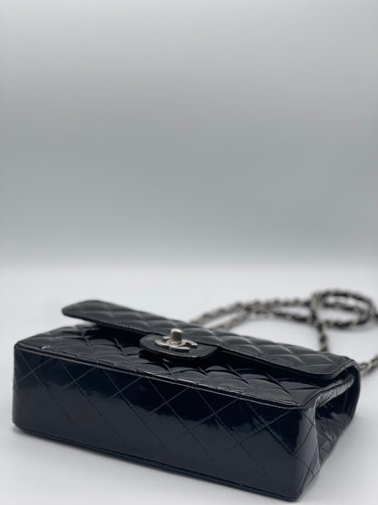 Chanel - sac classique small cuir verni noir