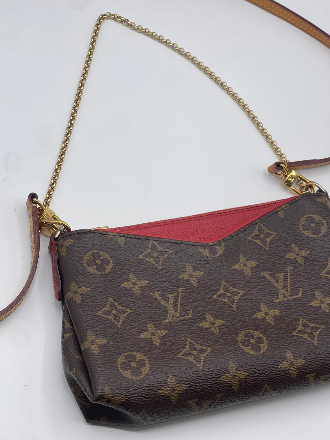 Louis Vuitton - Sac pochette Pallas monogramme et cuir rouge