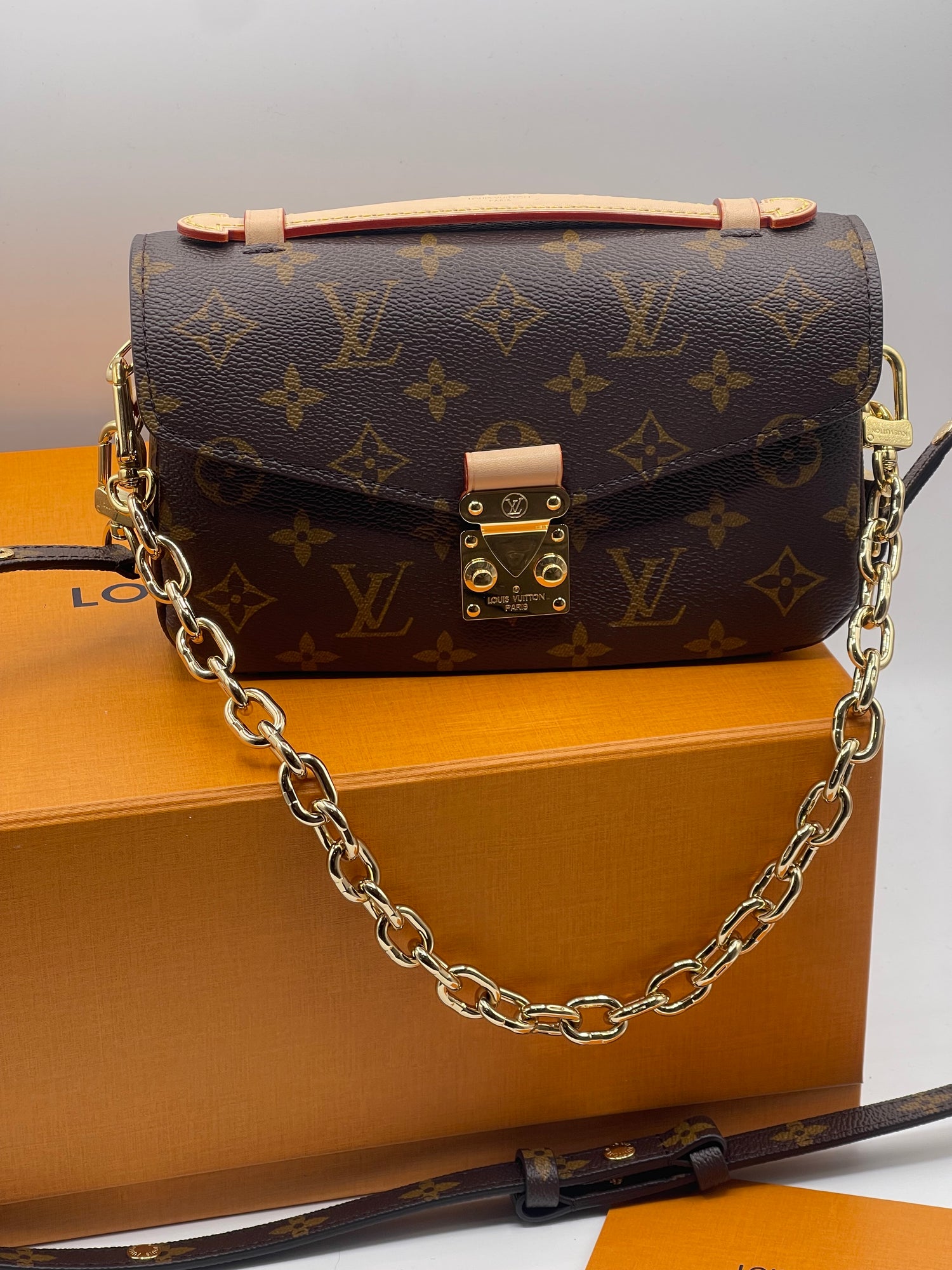 Louis Vuitton - Sac Pochette Métis East West monogramme