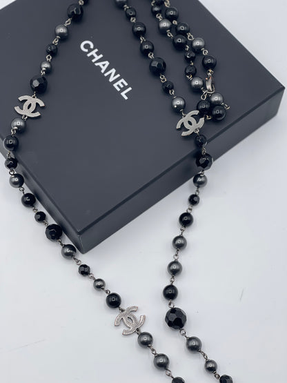 Chanel - Sautoir à perles noires