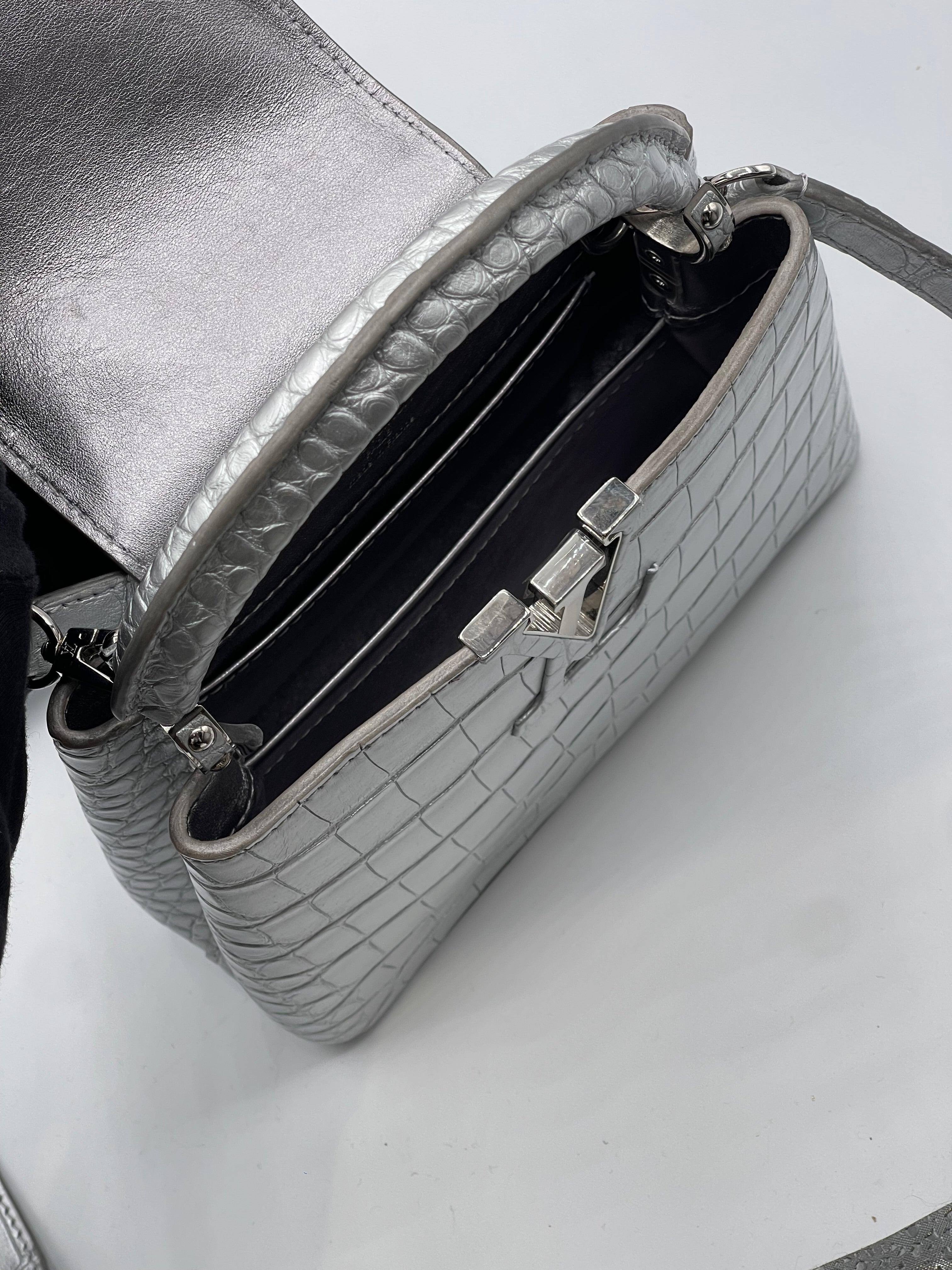 Louis Vuitton - Sac Capucine alligator Silver