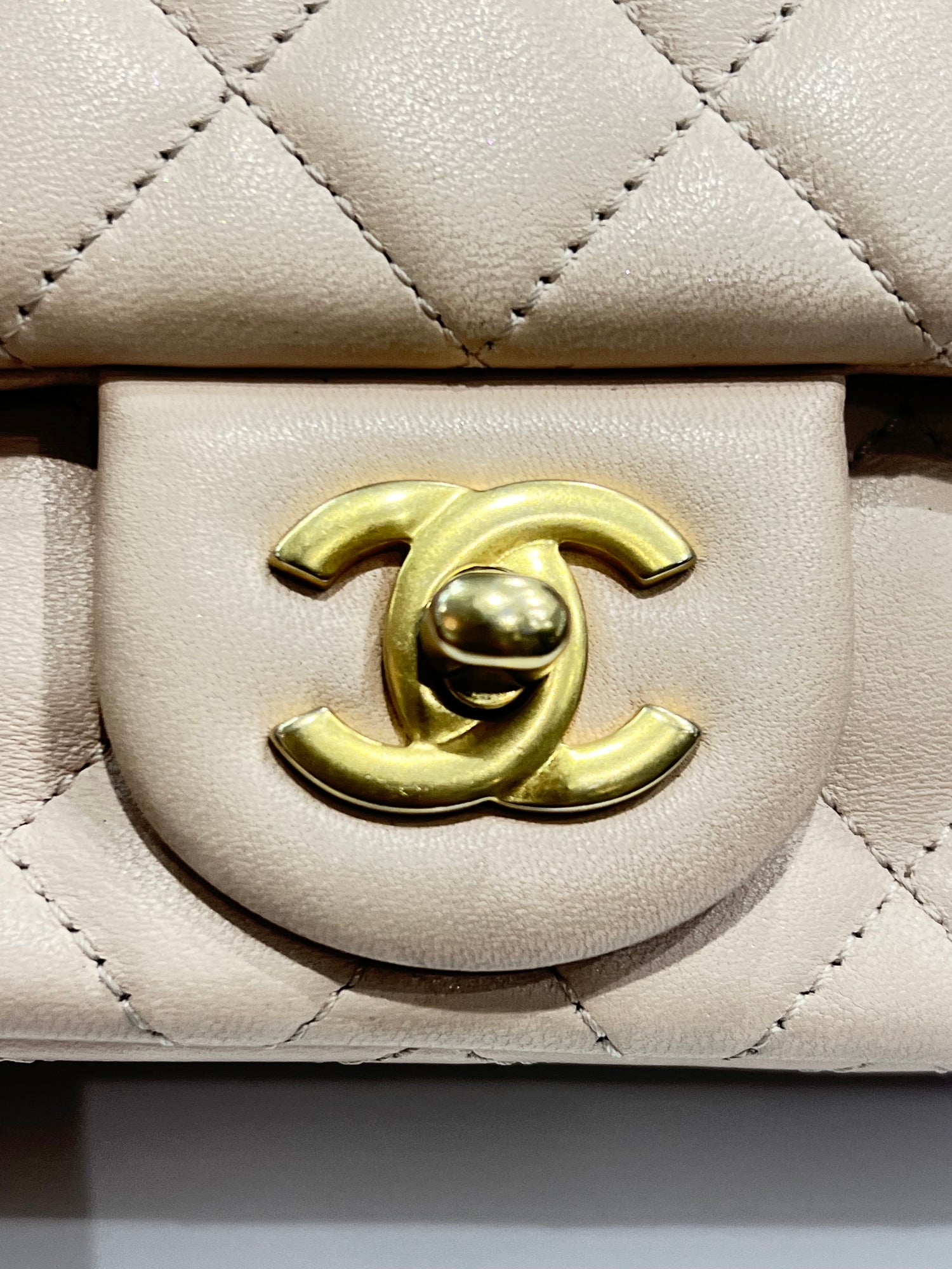 Chanel - mini sac à Rabat cuir nude chaîne rétractable