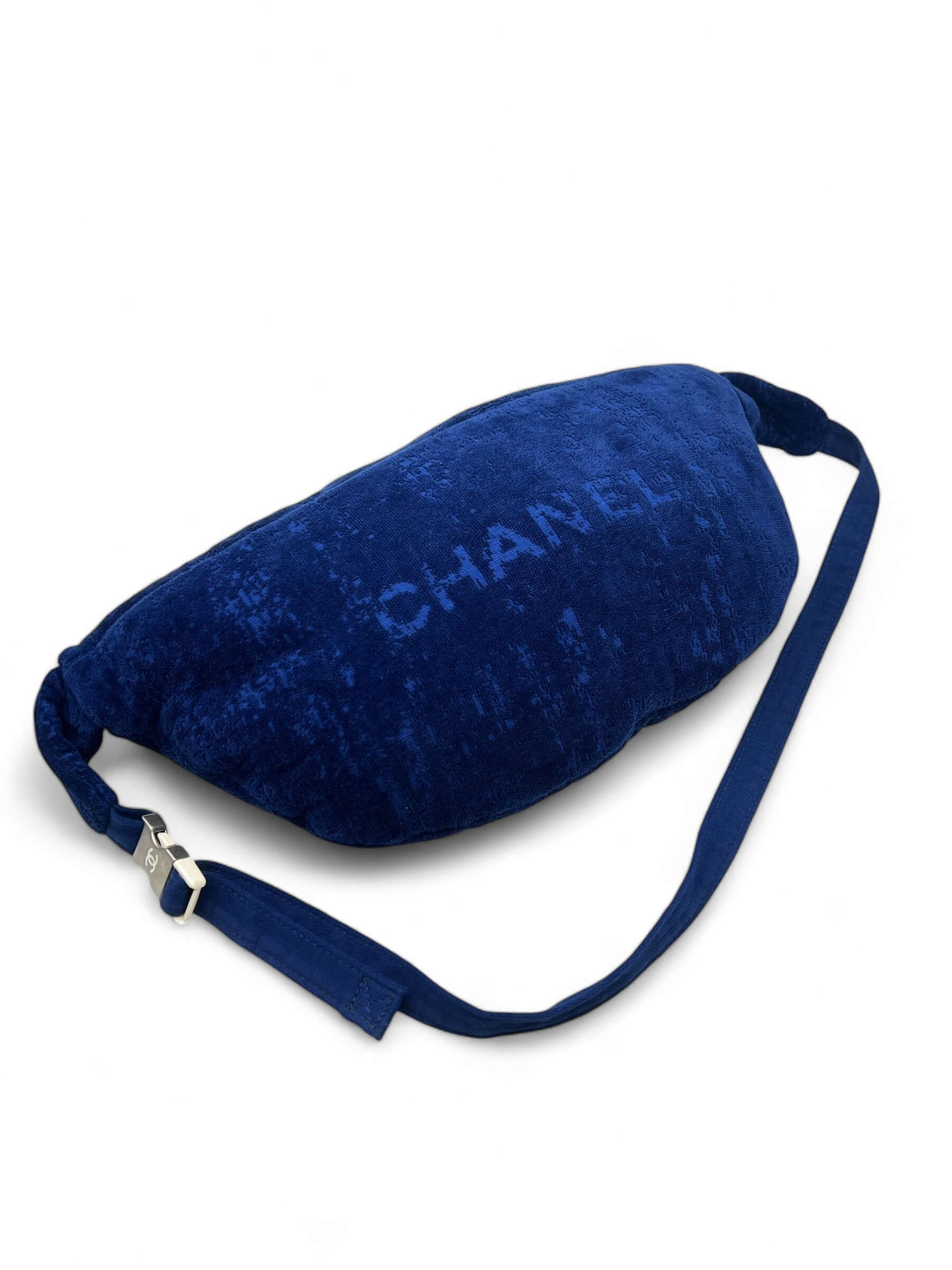 Chanel Sac banane et draps de bain Les Folies d Eugenie