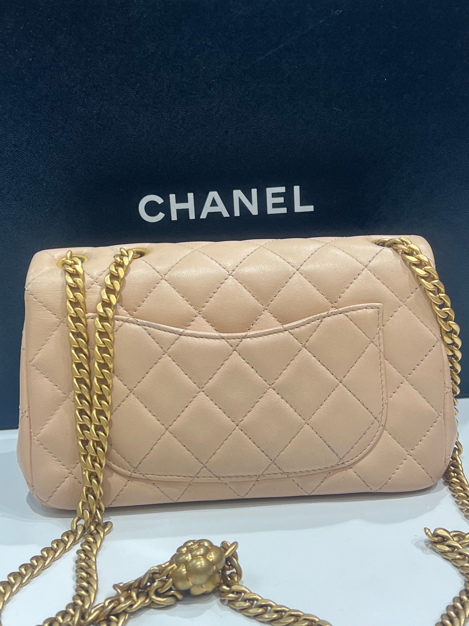 Chanel - mini sac à Rabat cuir nude chaîne rétractable