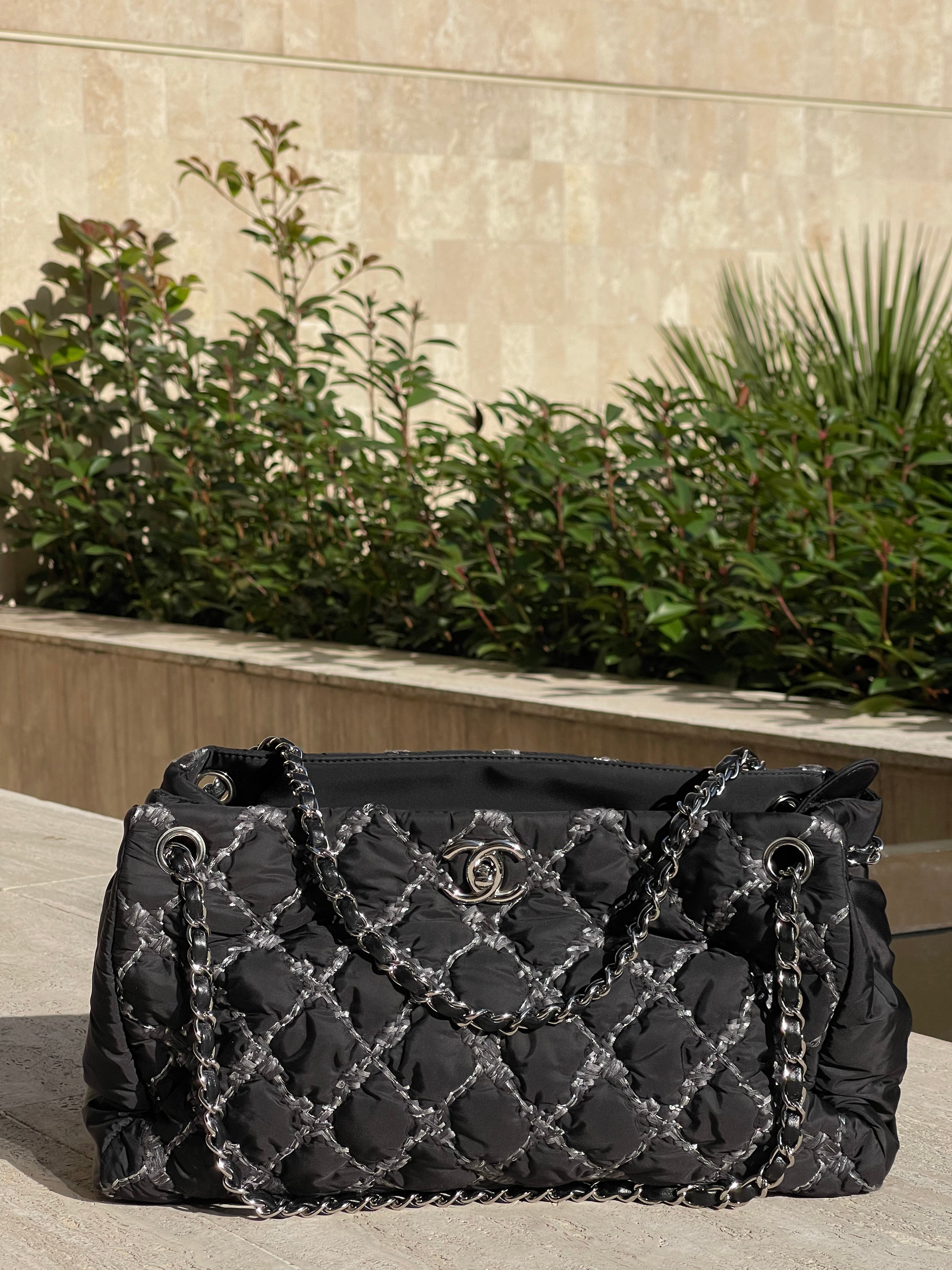 Chanel - borsa tote in nylon nero Paris/Byzance