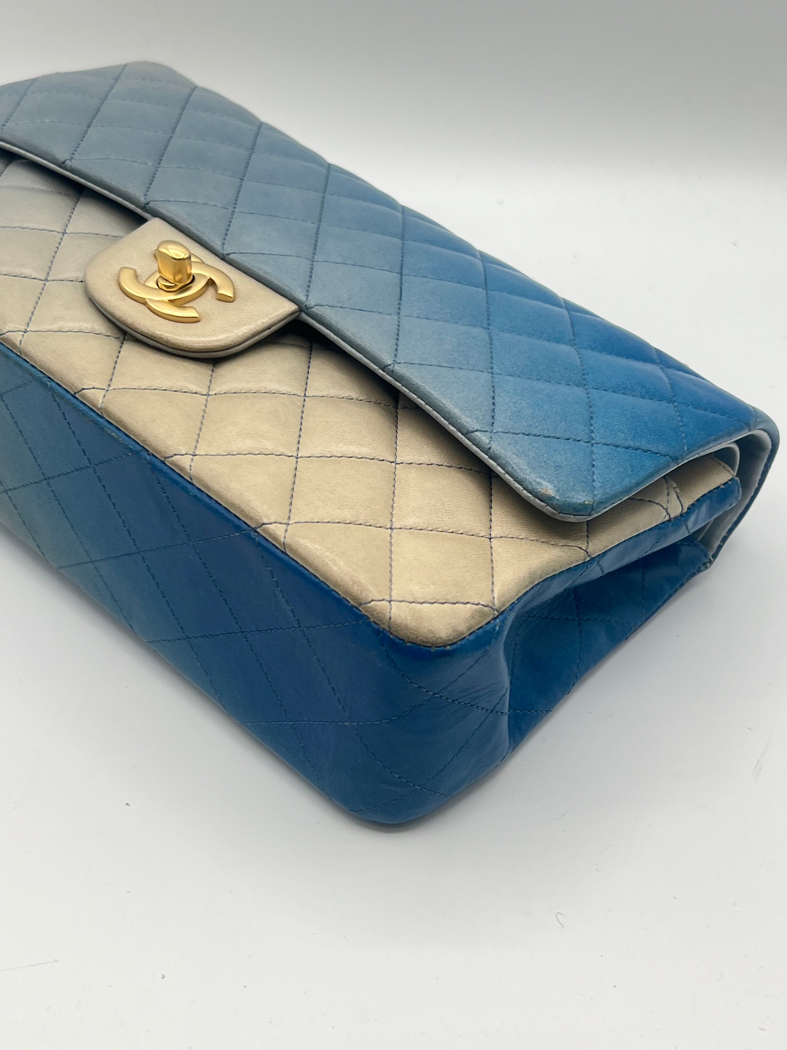 Chanel - sac Timeless médium tie &amp; dye bleu