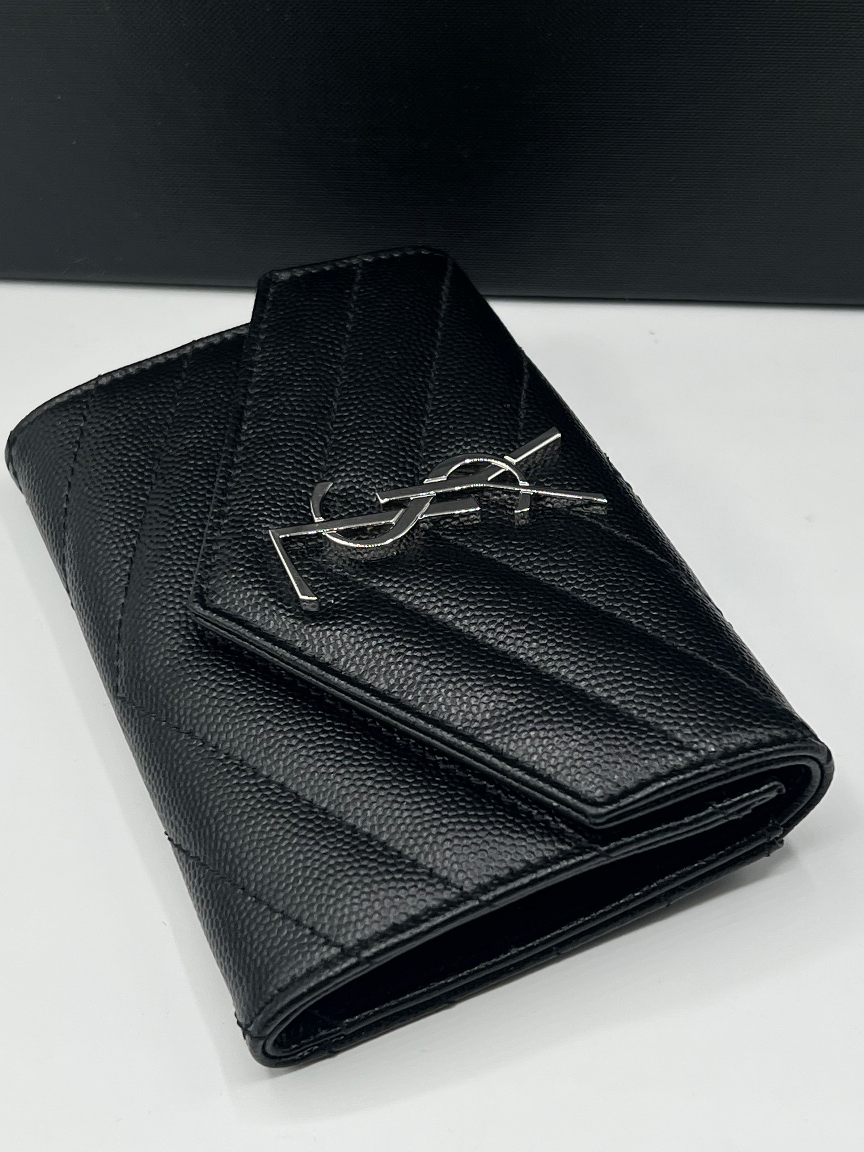 Saint Laurent - portefeuille Cassandre cuir noir YSL argenté