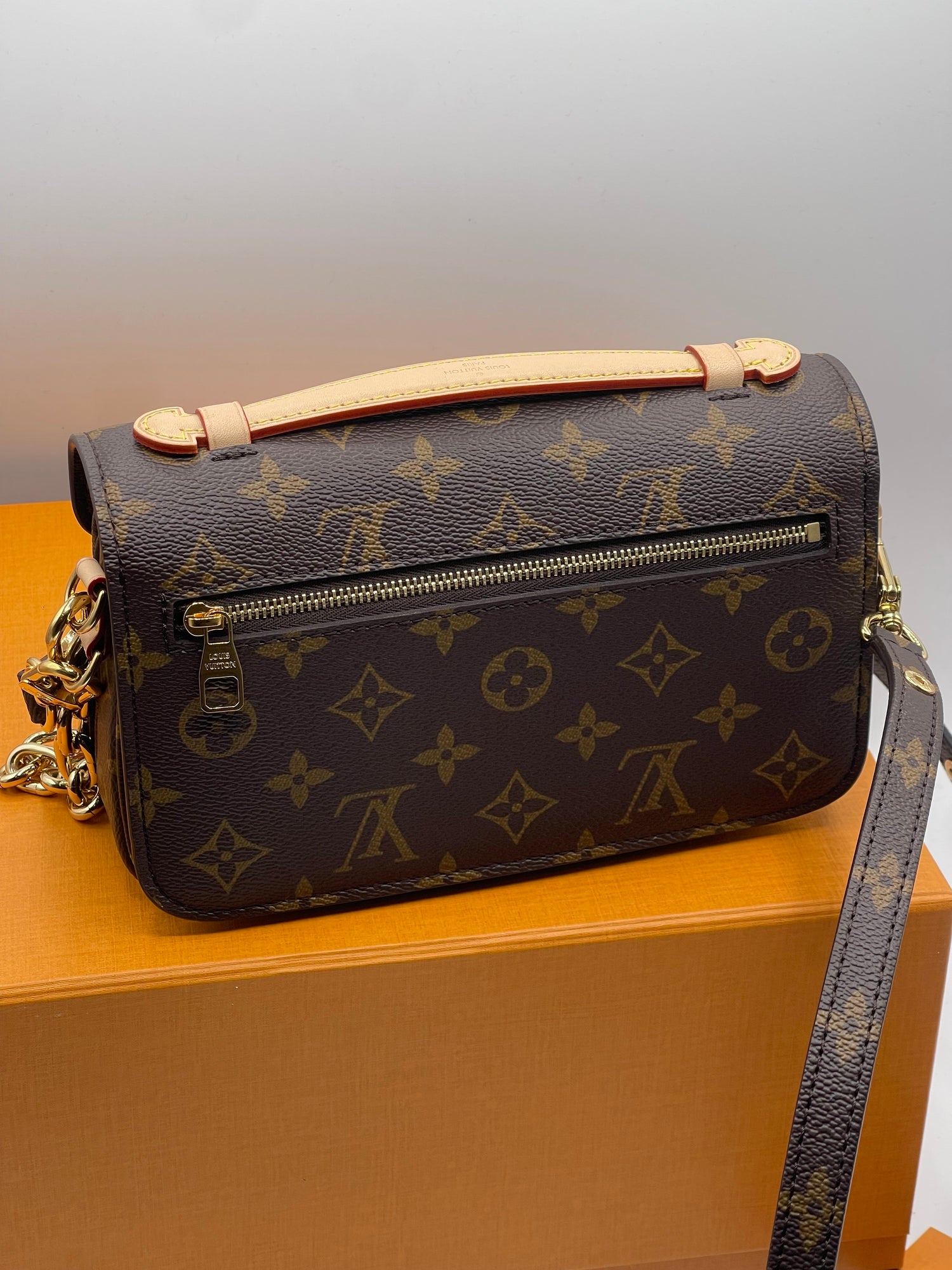 Louis Vuitton - Sac Pochette Métis East West monogramme