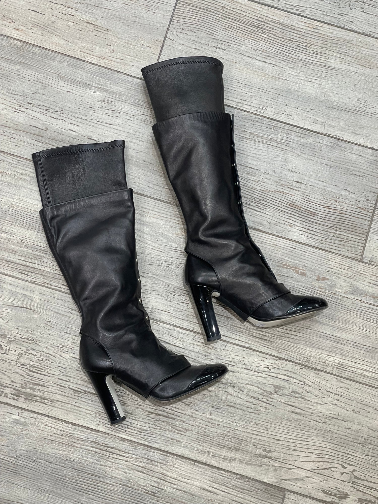 Chanel - Bottes en cuir destructuré noir T38