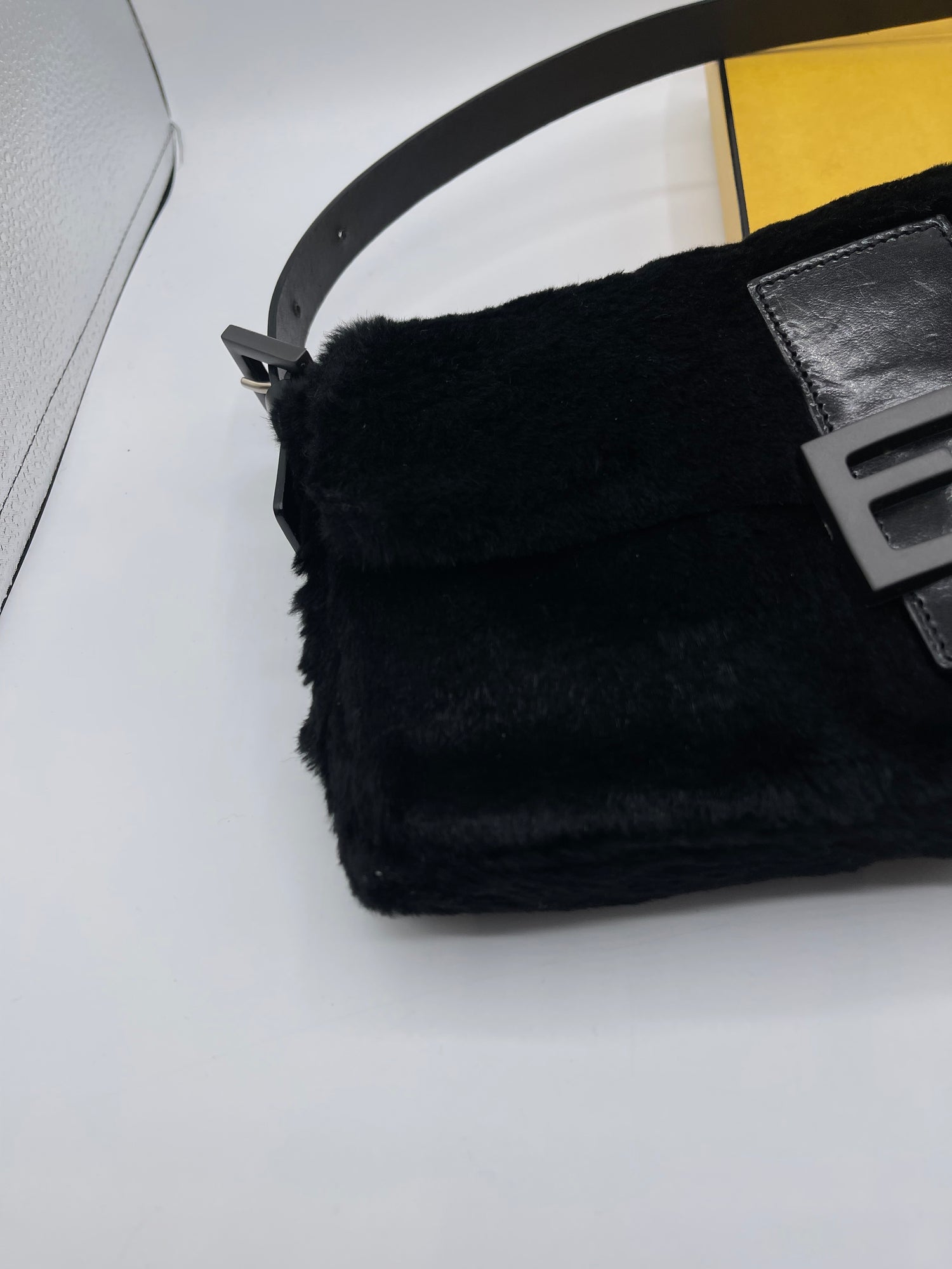 Fendi - Sac Baguette Fourrure Noir