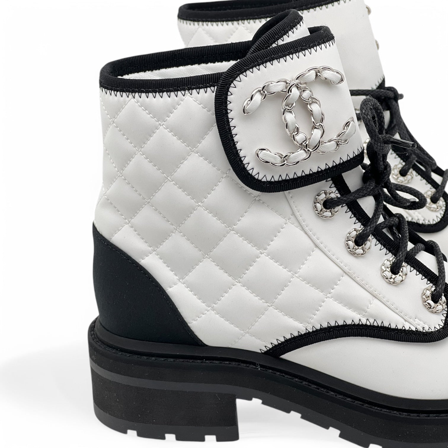 Chanel - Bottines matelassées bicolores T37,5