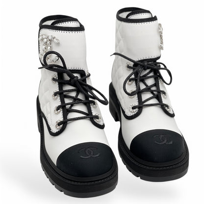 Chanel - Bottines matelassées bicolores T37,5