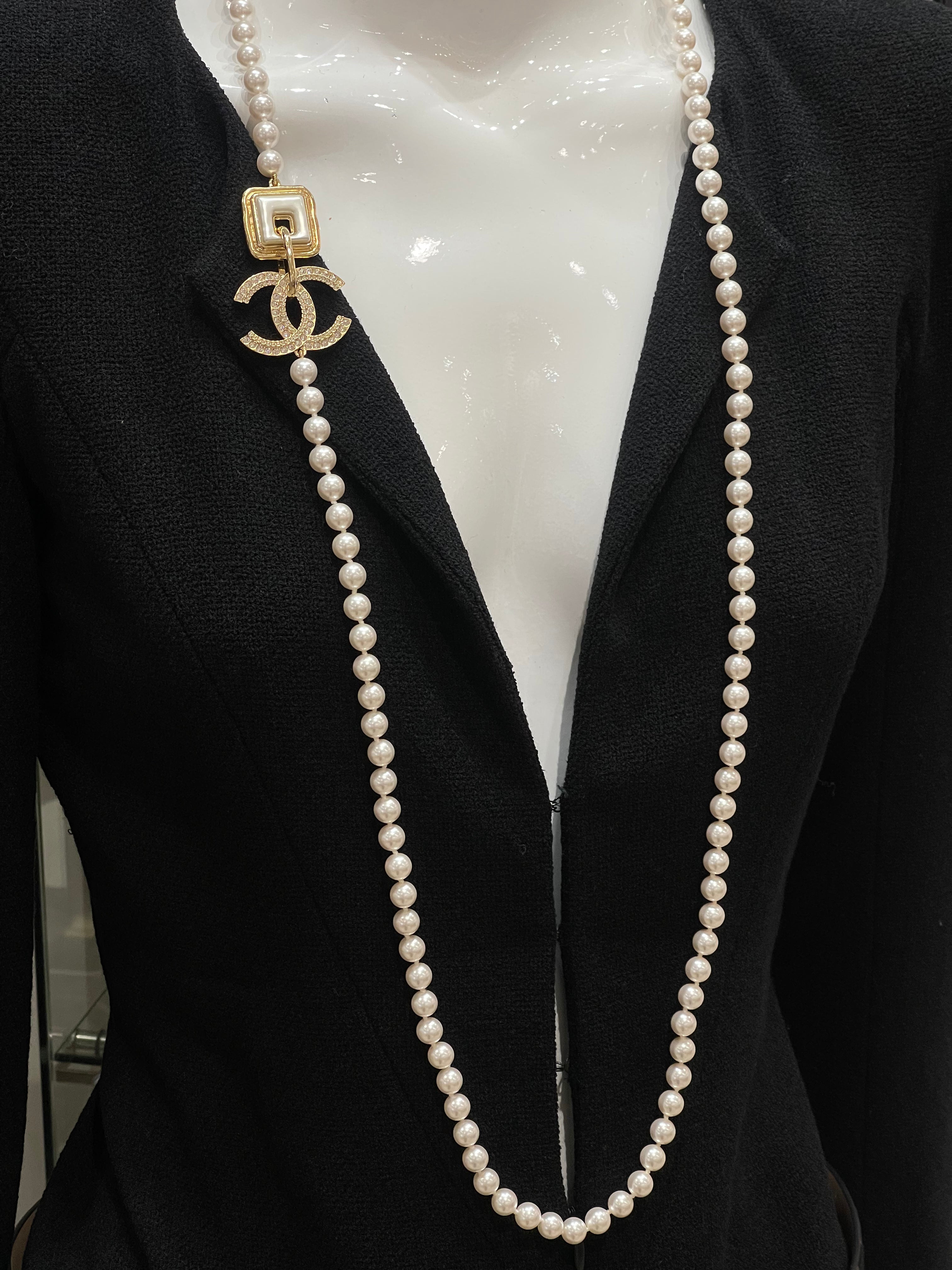 Chanel - CC pearl necklace