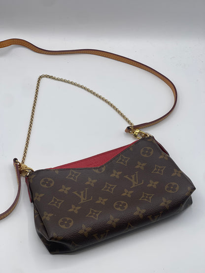 Louis Vuitton - Sac pochette Pallas monogramme et cuir rouge