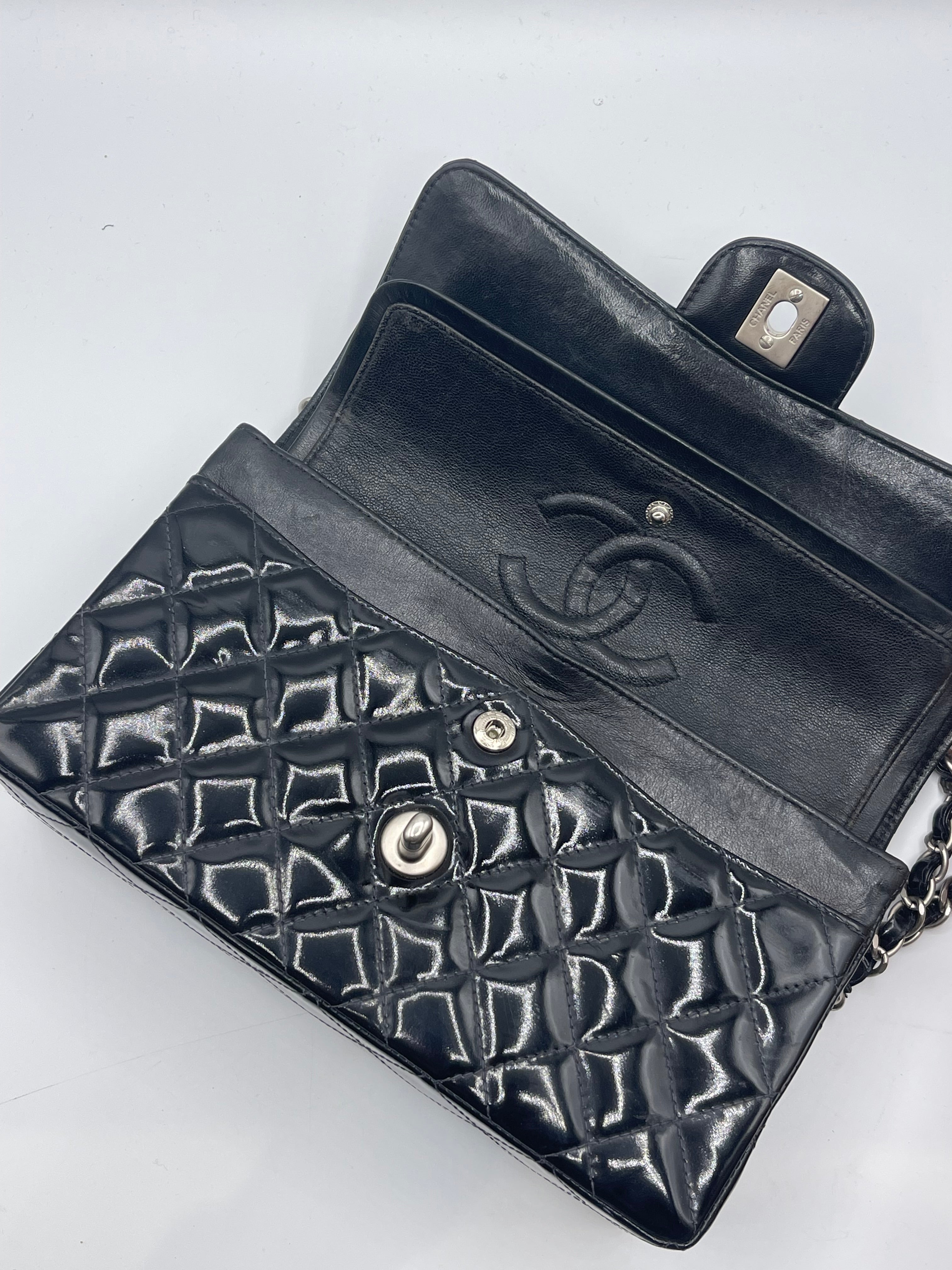 Chanel - sac classique small cuir verni noir