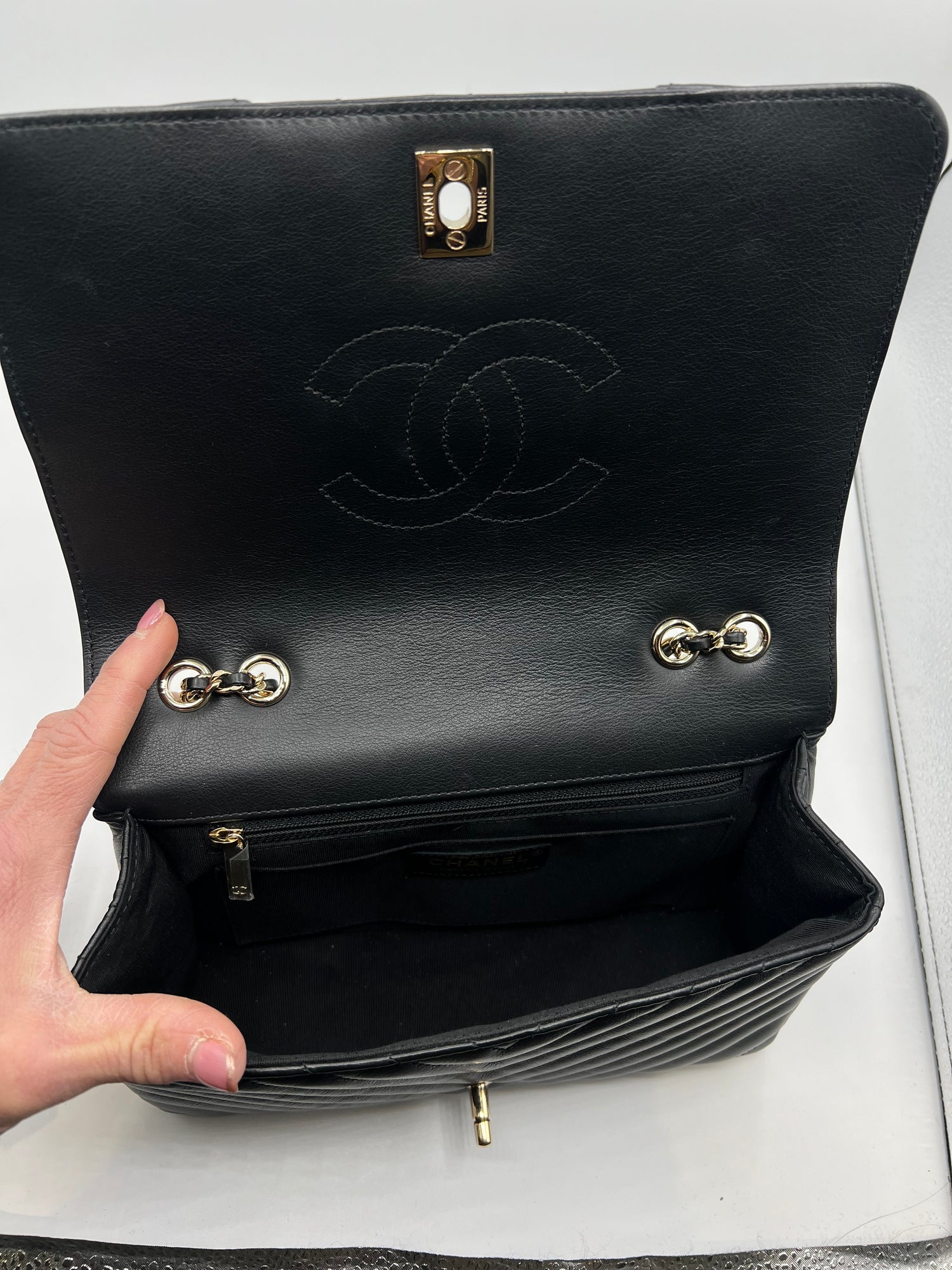 Chanel - sac à rabat cuir chevron noir