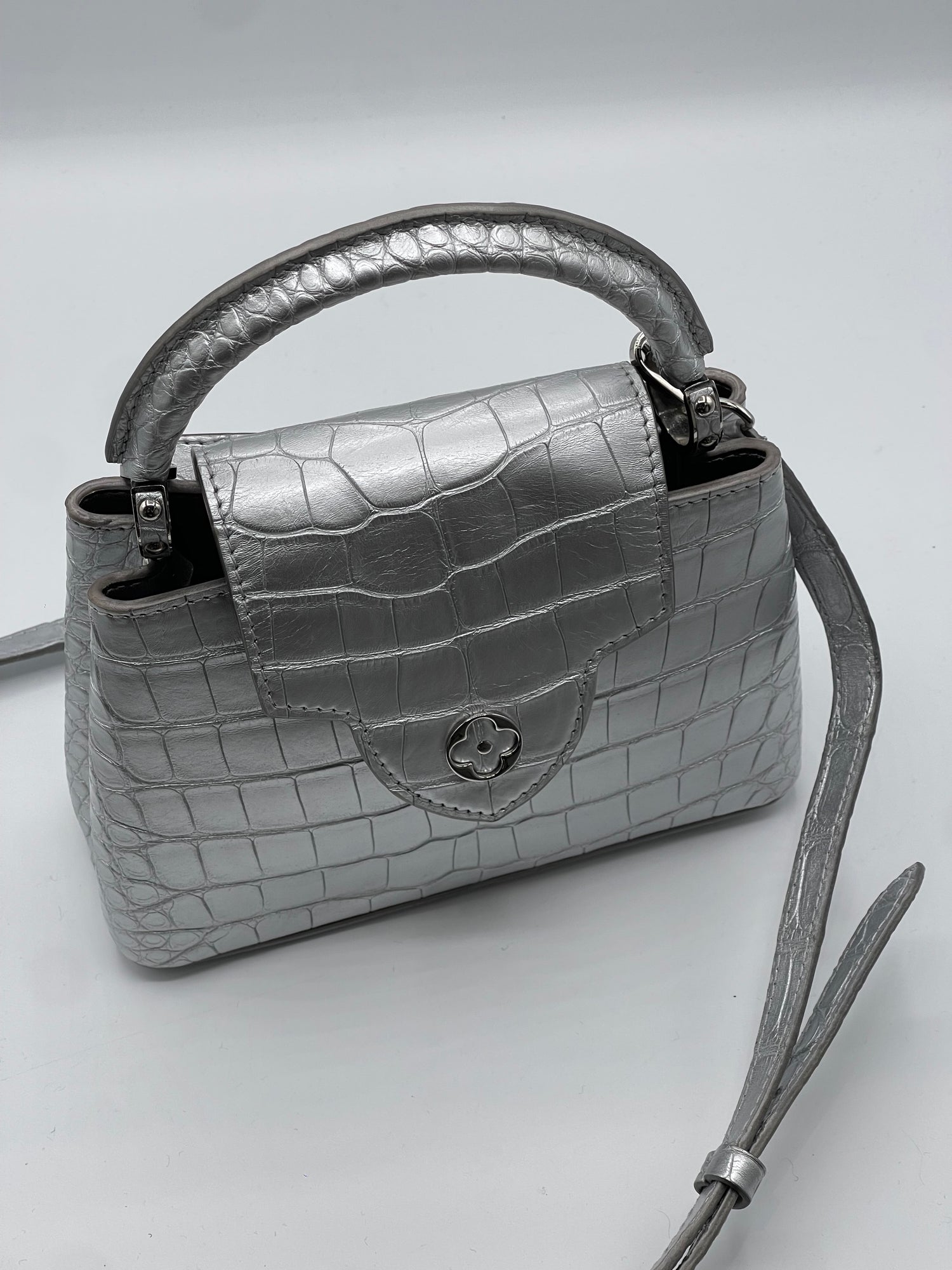 Louis Vuitton - Sac Capucine alligator Silver