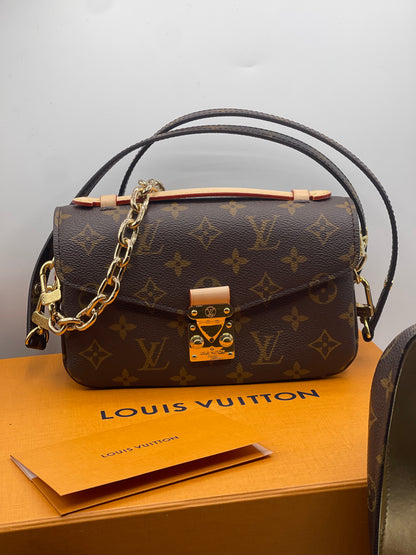 Louis Vuitton - Sac Pochette Métis East West monogramme