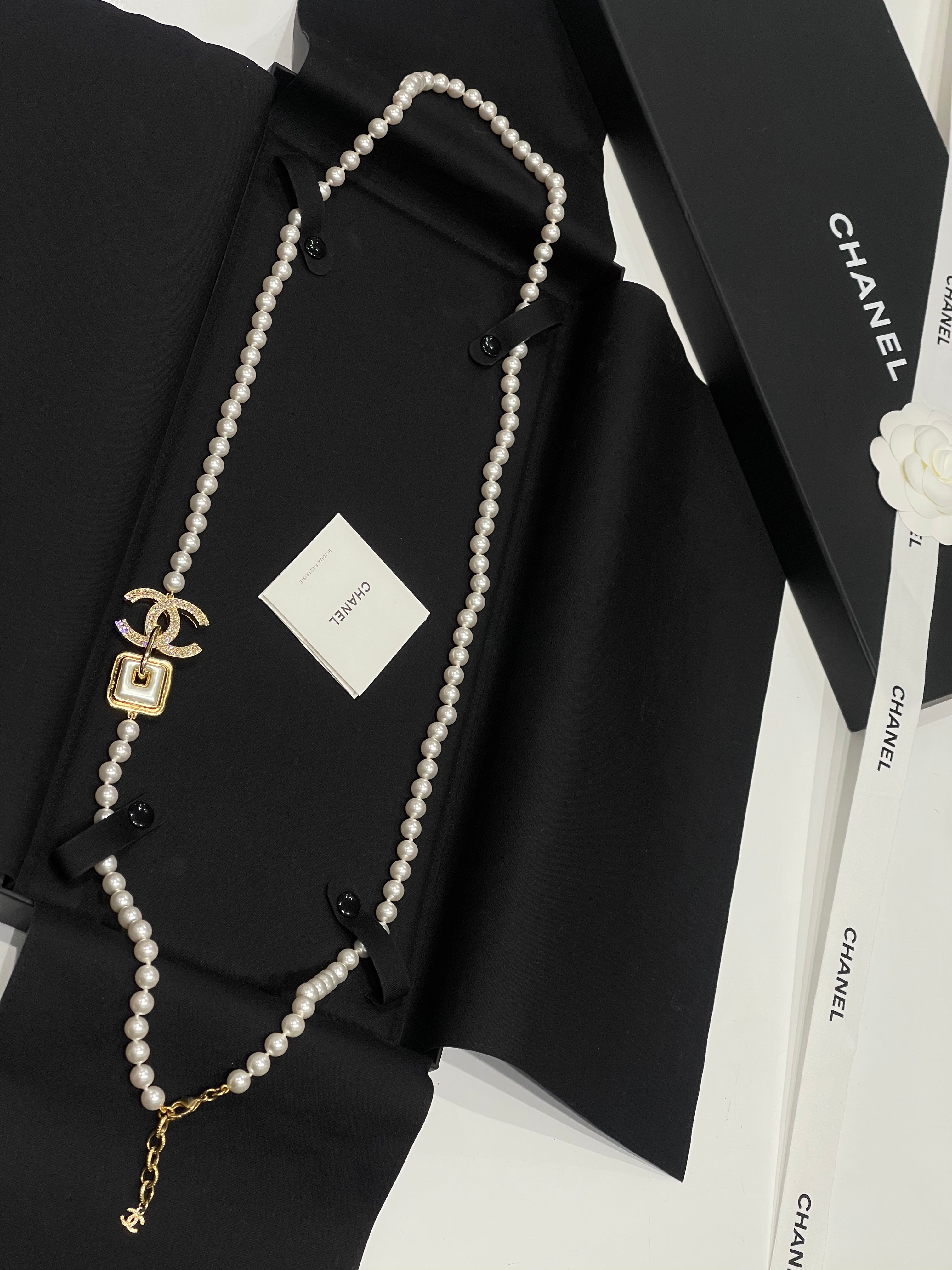 Chanel - CC pearl necklace