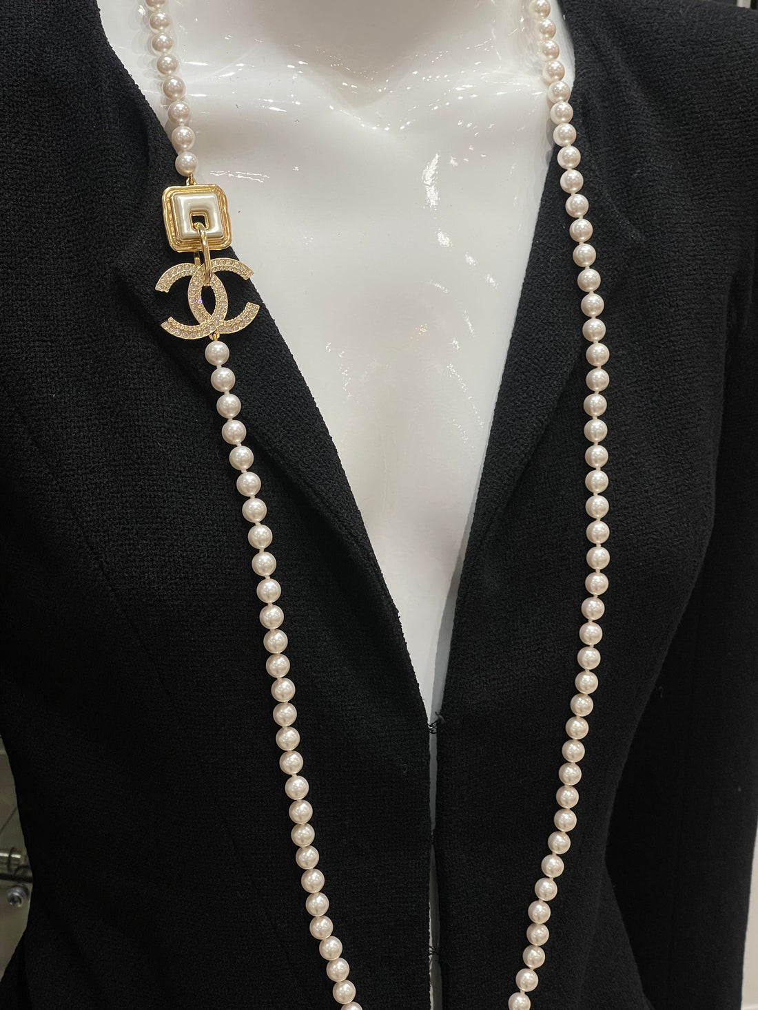 Chanel - CC pearl necklace