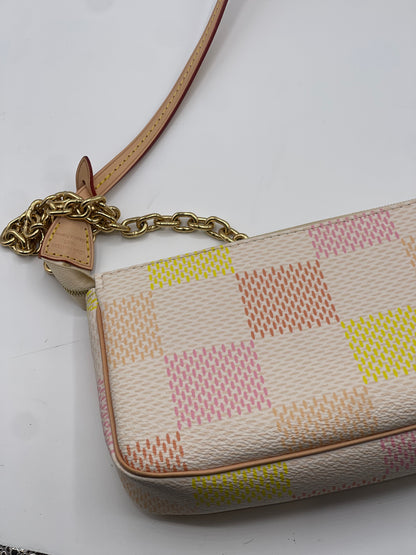 Louis Vuitton - Sac Pochette Accessoire Damierlicious rose pêche