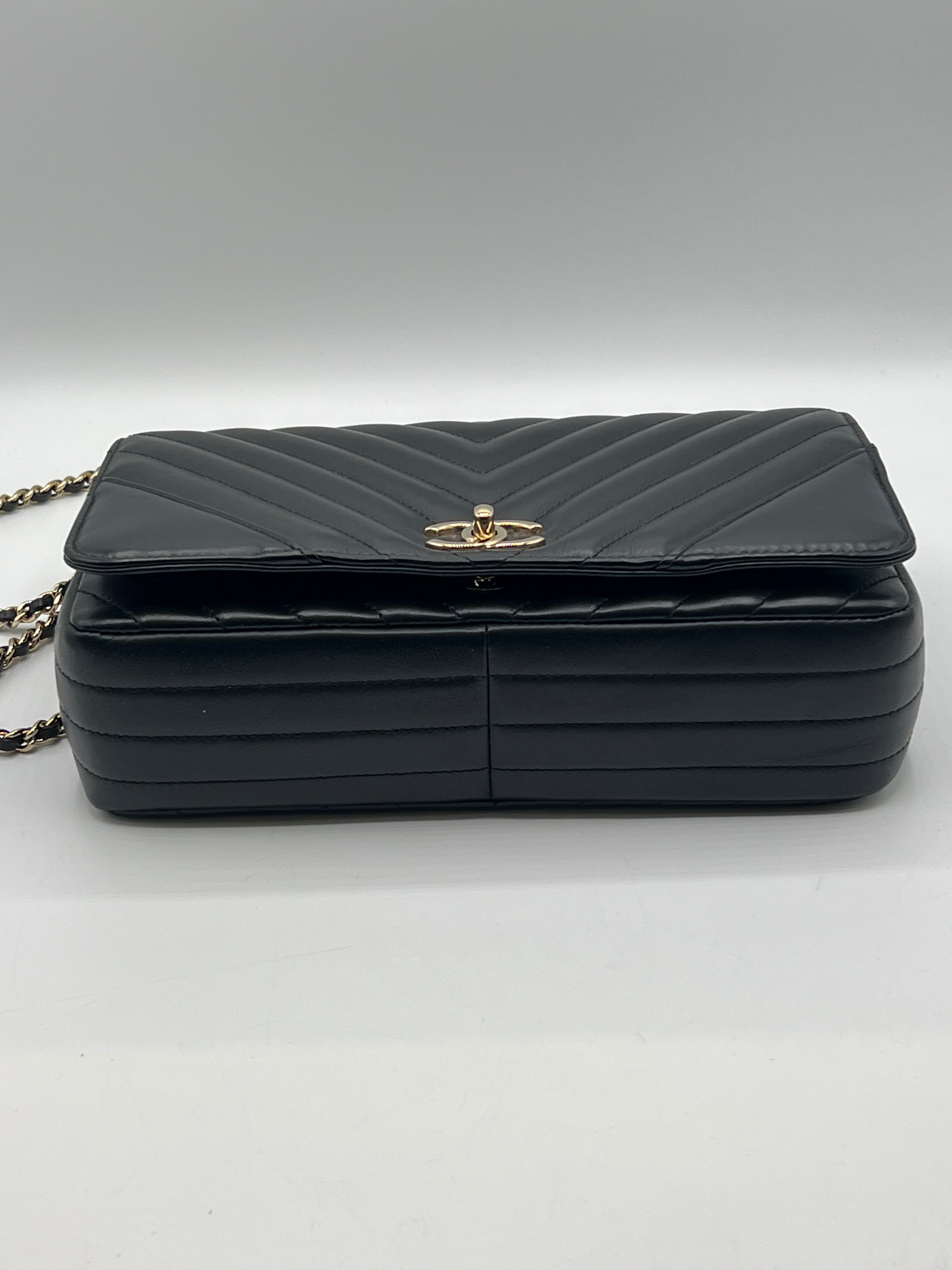 Chanel - sac à rabat cuir chevron noir