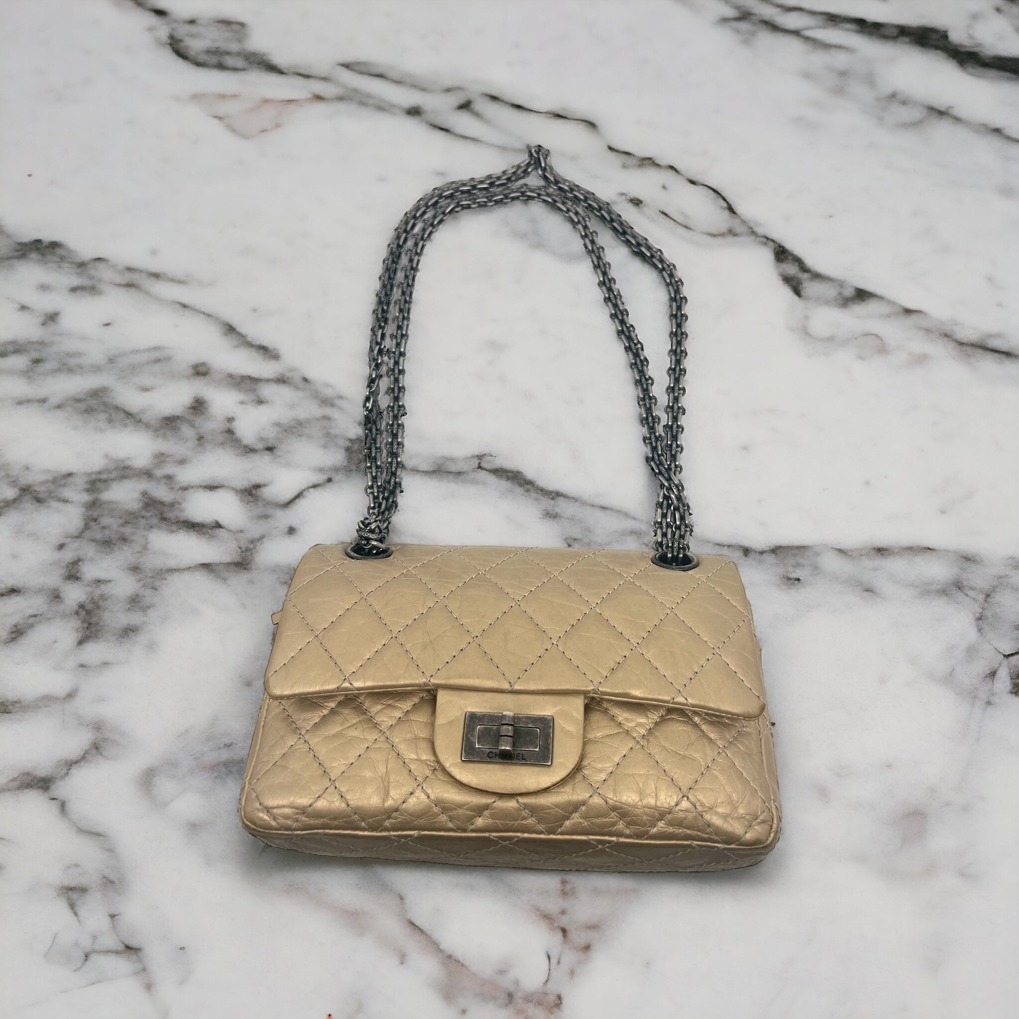 Borsa piccola Chanel 2.55 oro opaco