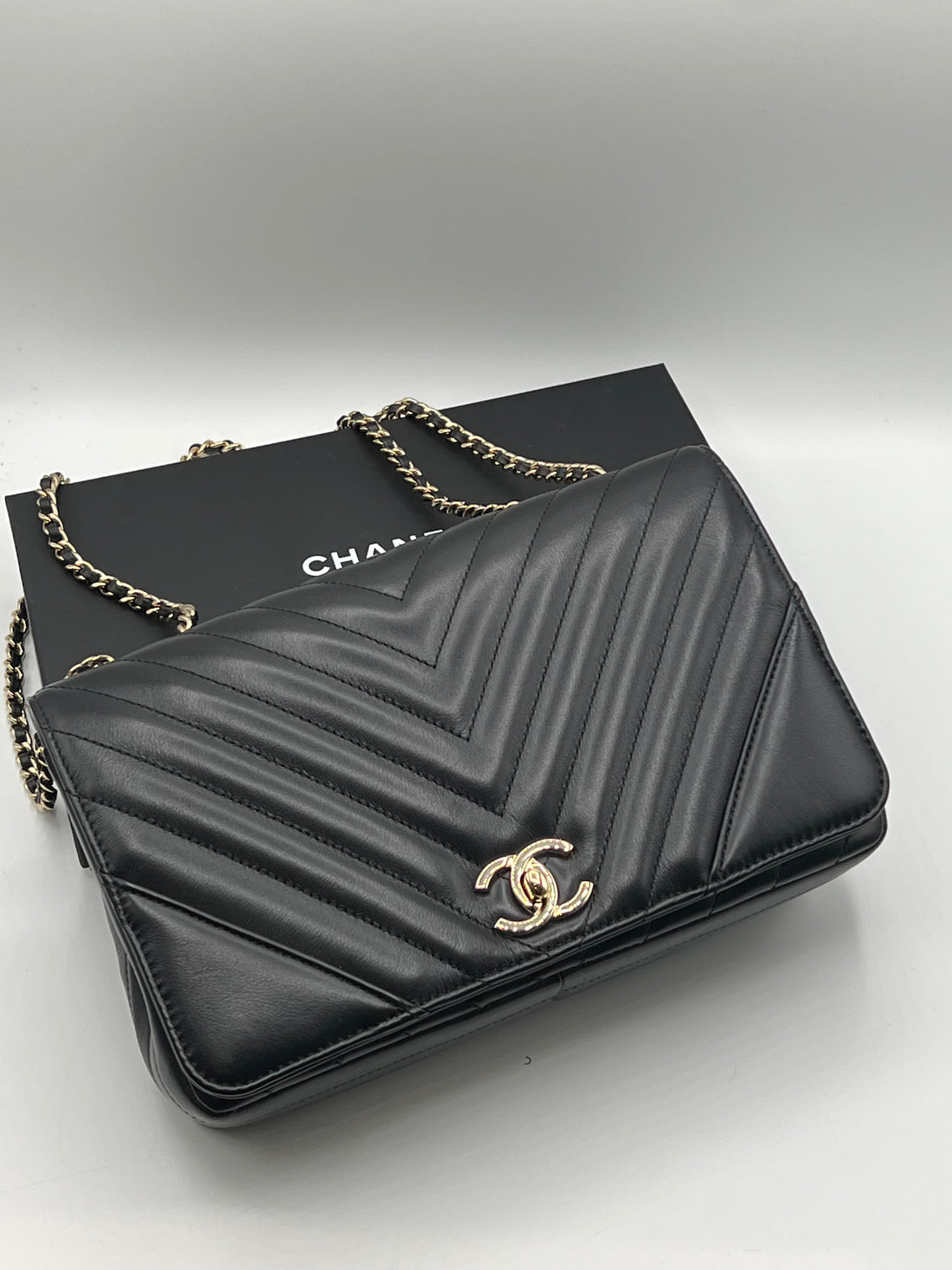 Chanel - sac à rabat cuir chevron noir