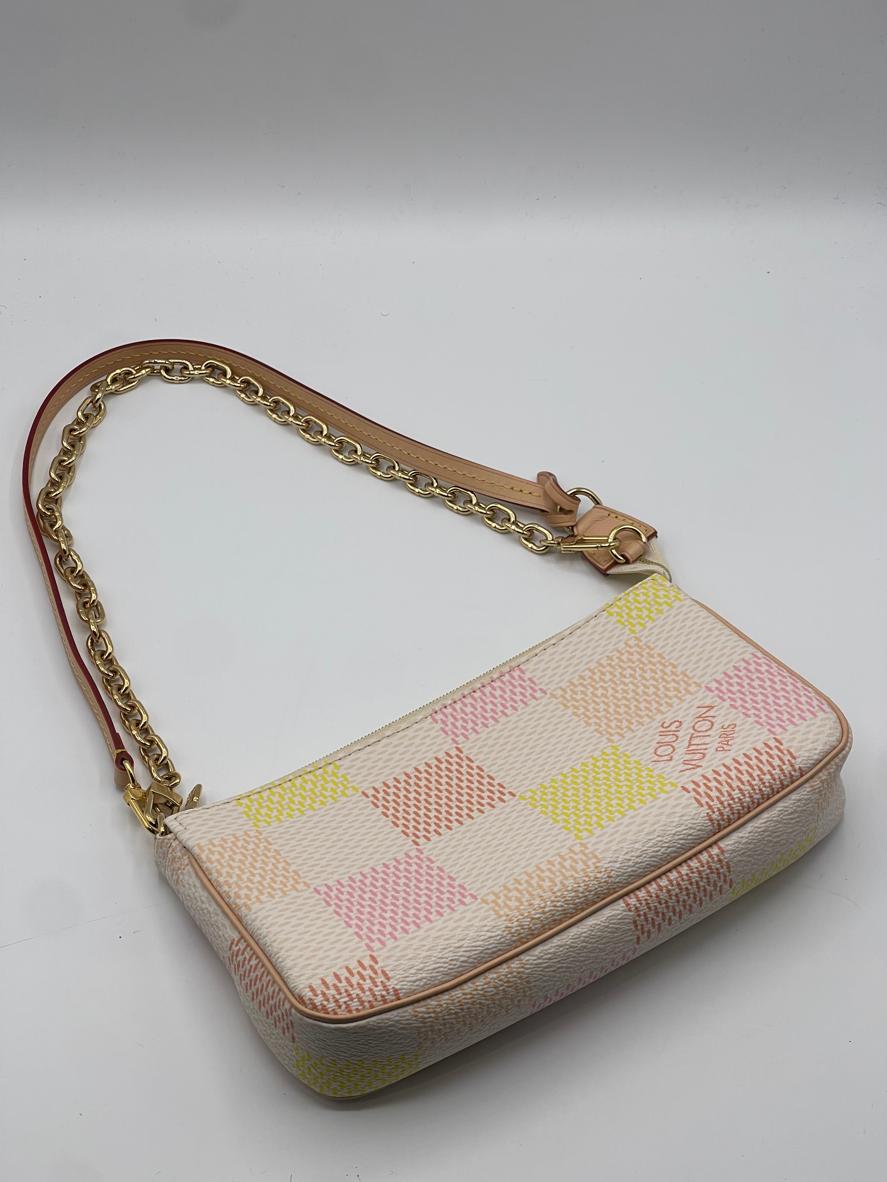 Louis Vuitton - Sac Pochette Accessoire Damierlicious rose pêche