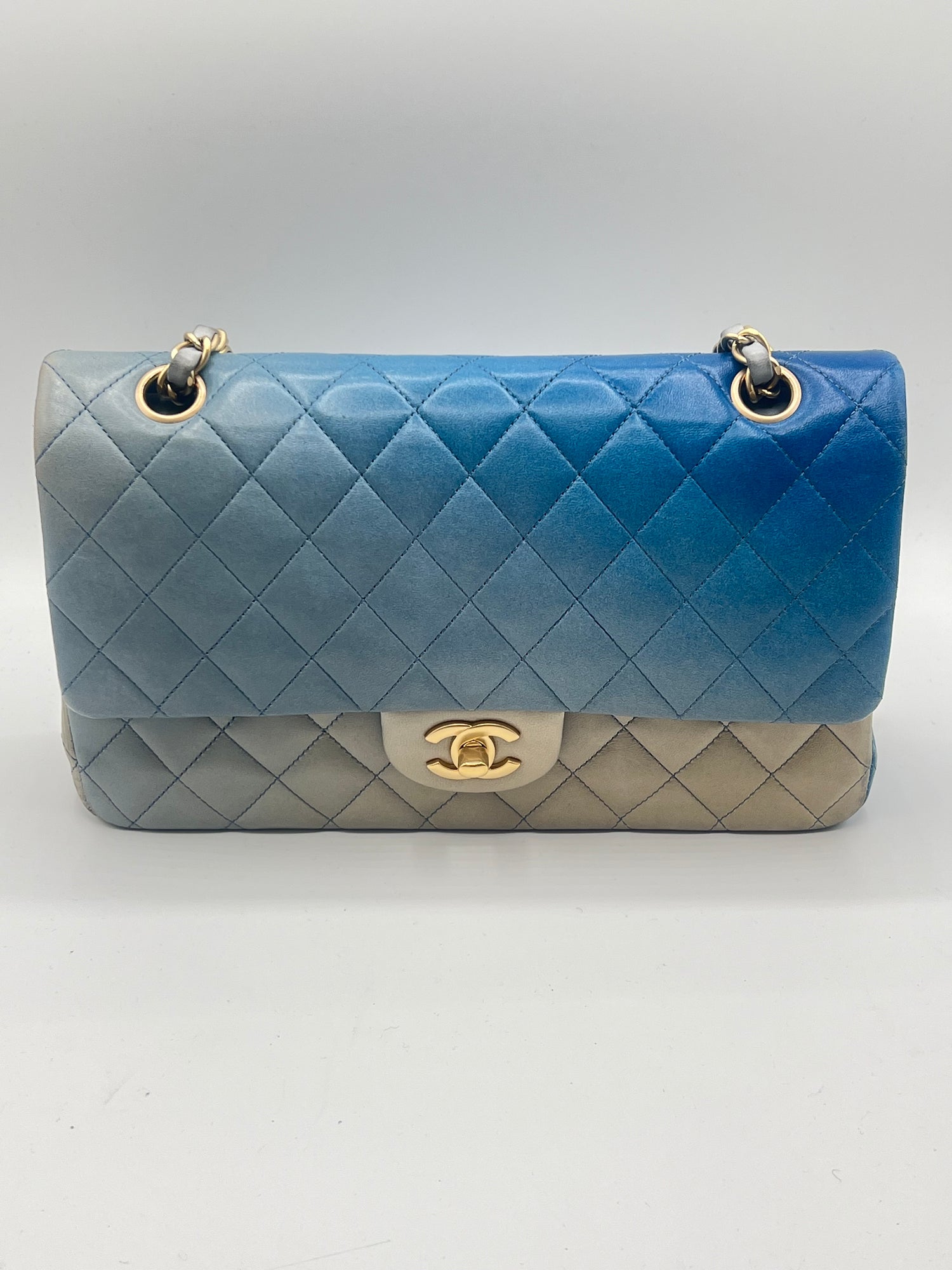 Chanel - sac Timeless médium tie &amp; dye bleu