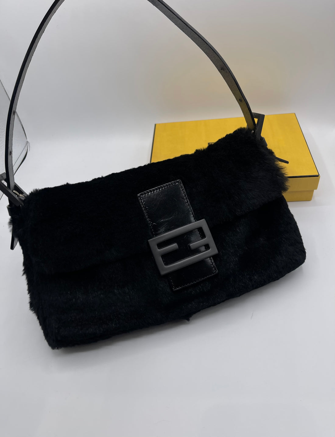 Fendi - Sac Baguette Fourrure Noir