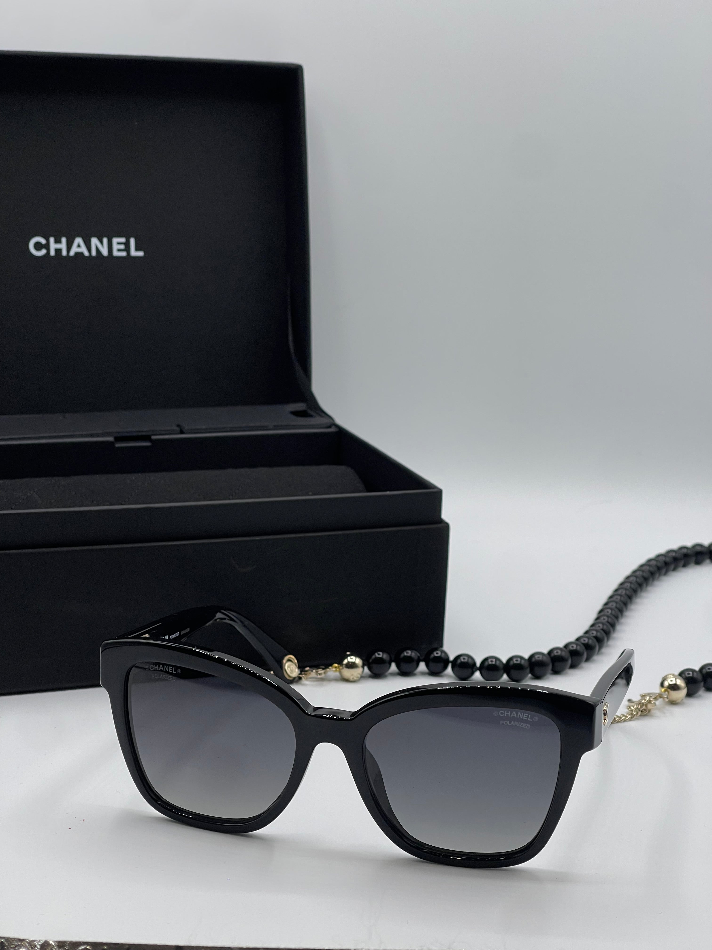 Chanel - Lunette de soleil rectangulaire à chaîne perles