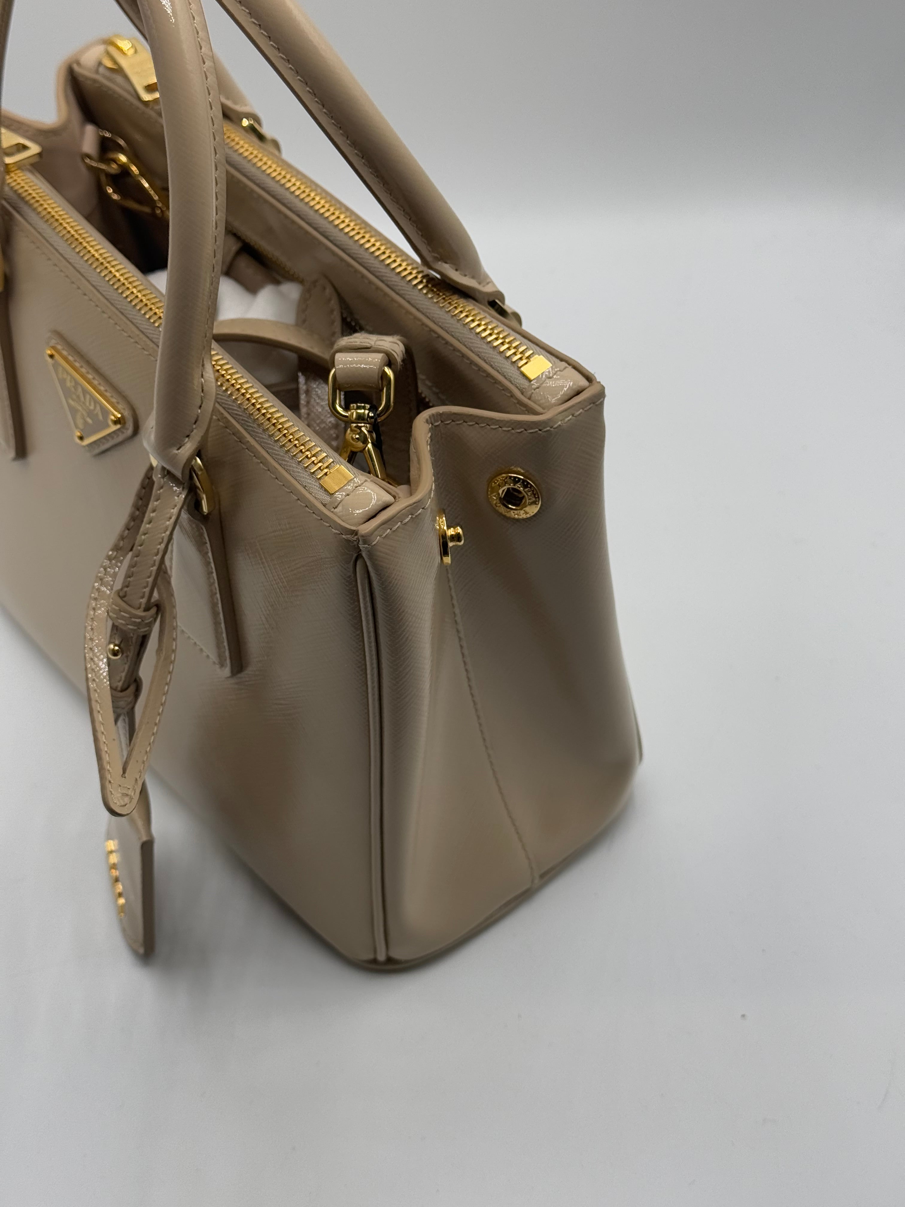 Prada - Sac Galleria small sable