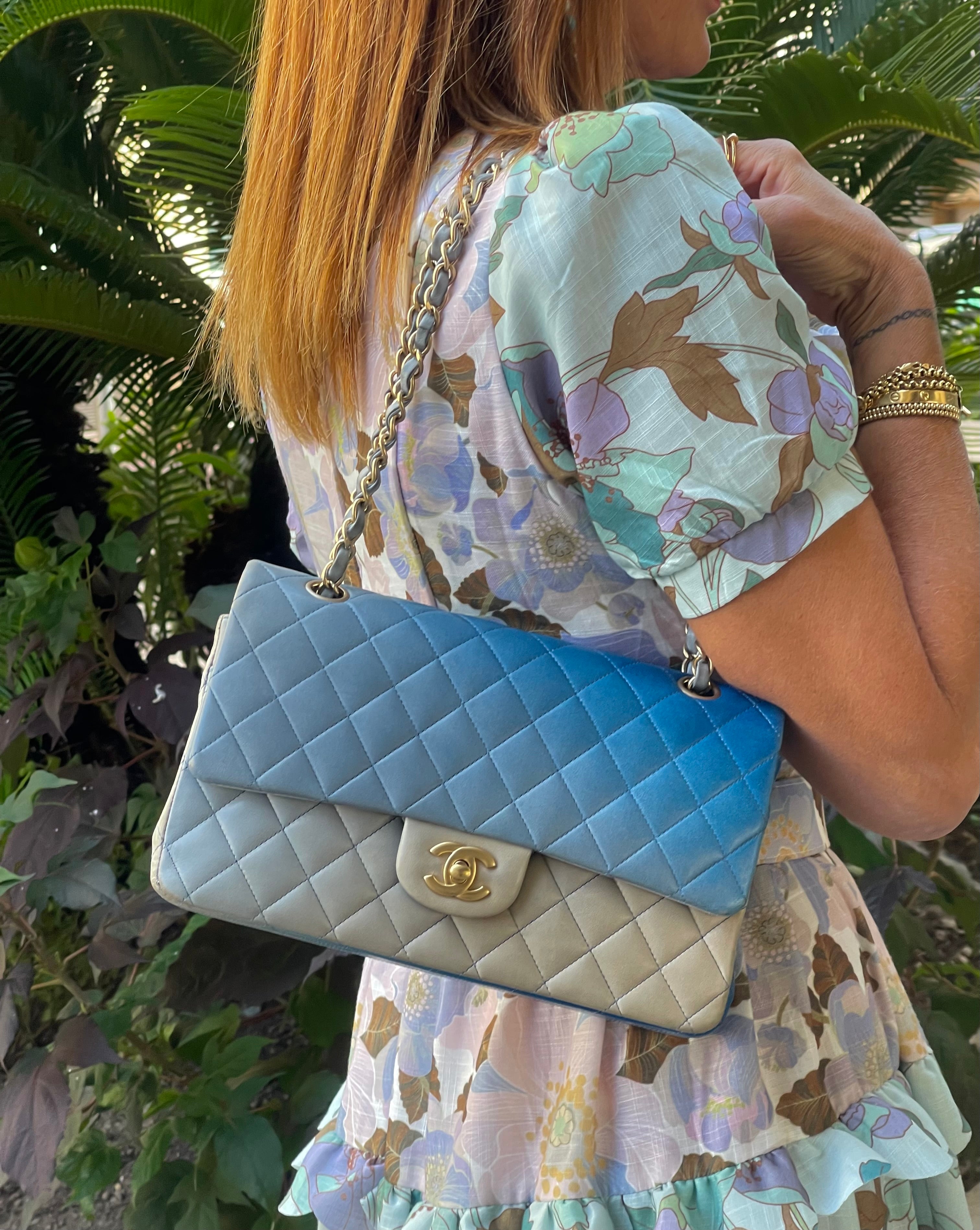 Chanel - sac Timeless médium tie &amp; dye bleu