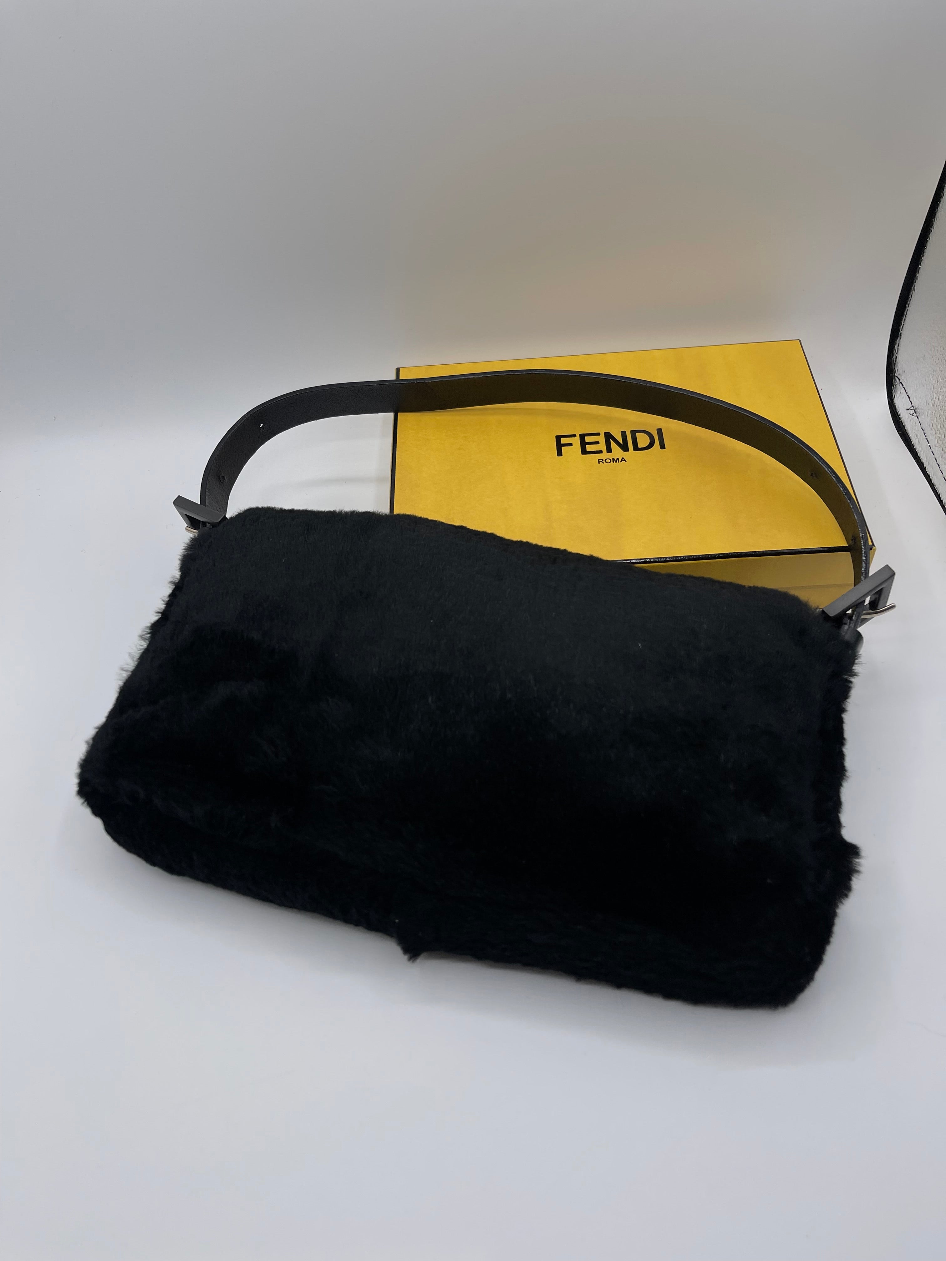 Fendi - Sac Baguette Fourrure Noir