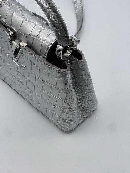 Louis Vuitton - Sac Capucine alligator Silver