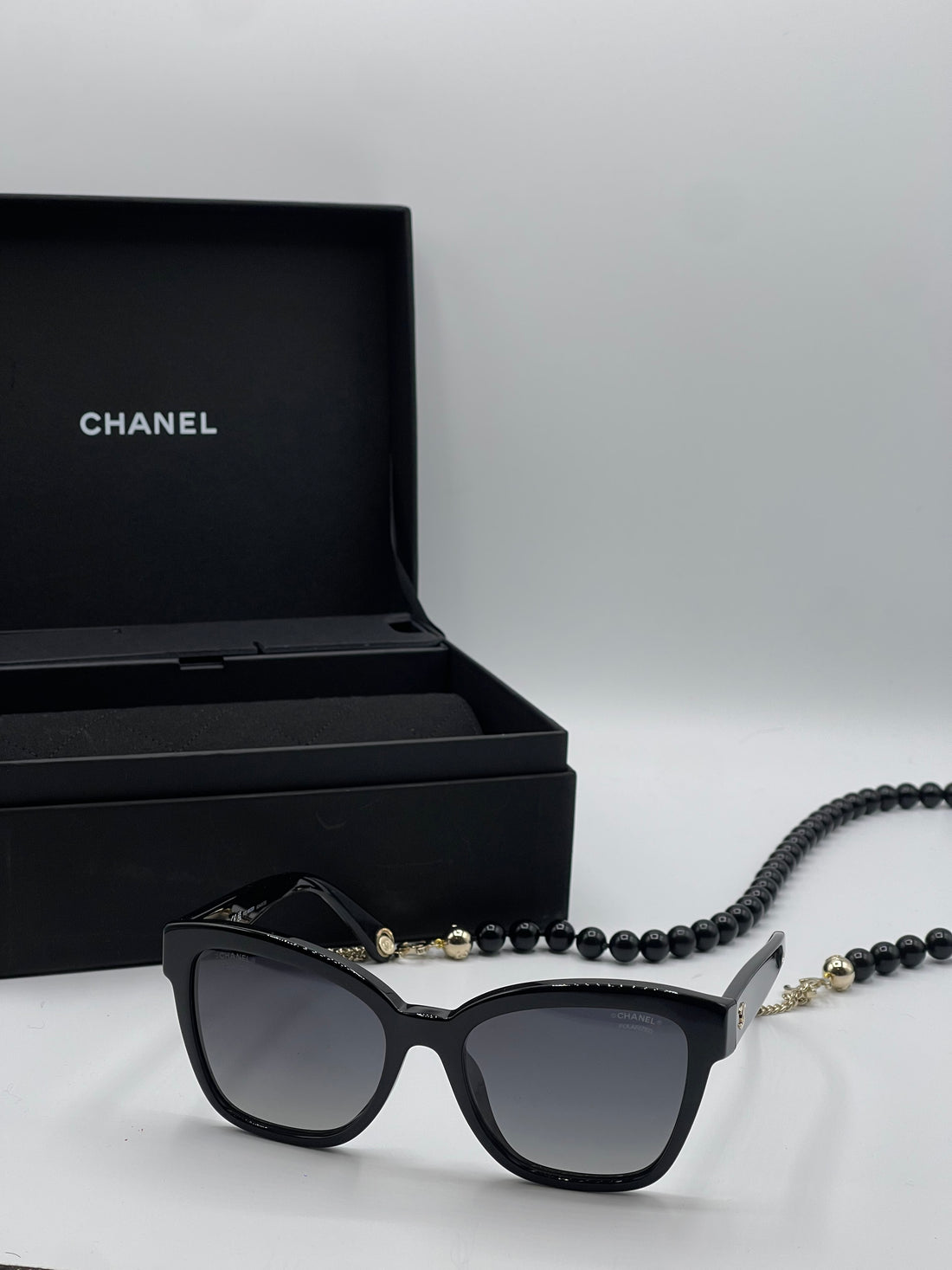 Chanel - Lunette de soleil rectangulaire à chaîne perles