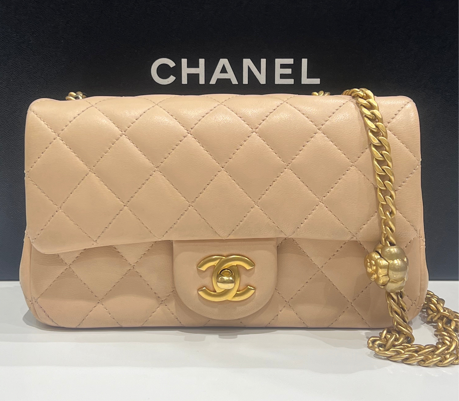 Chanel - mini sac à Rabat cuir nude chaîne rétractable