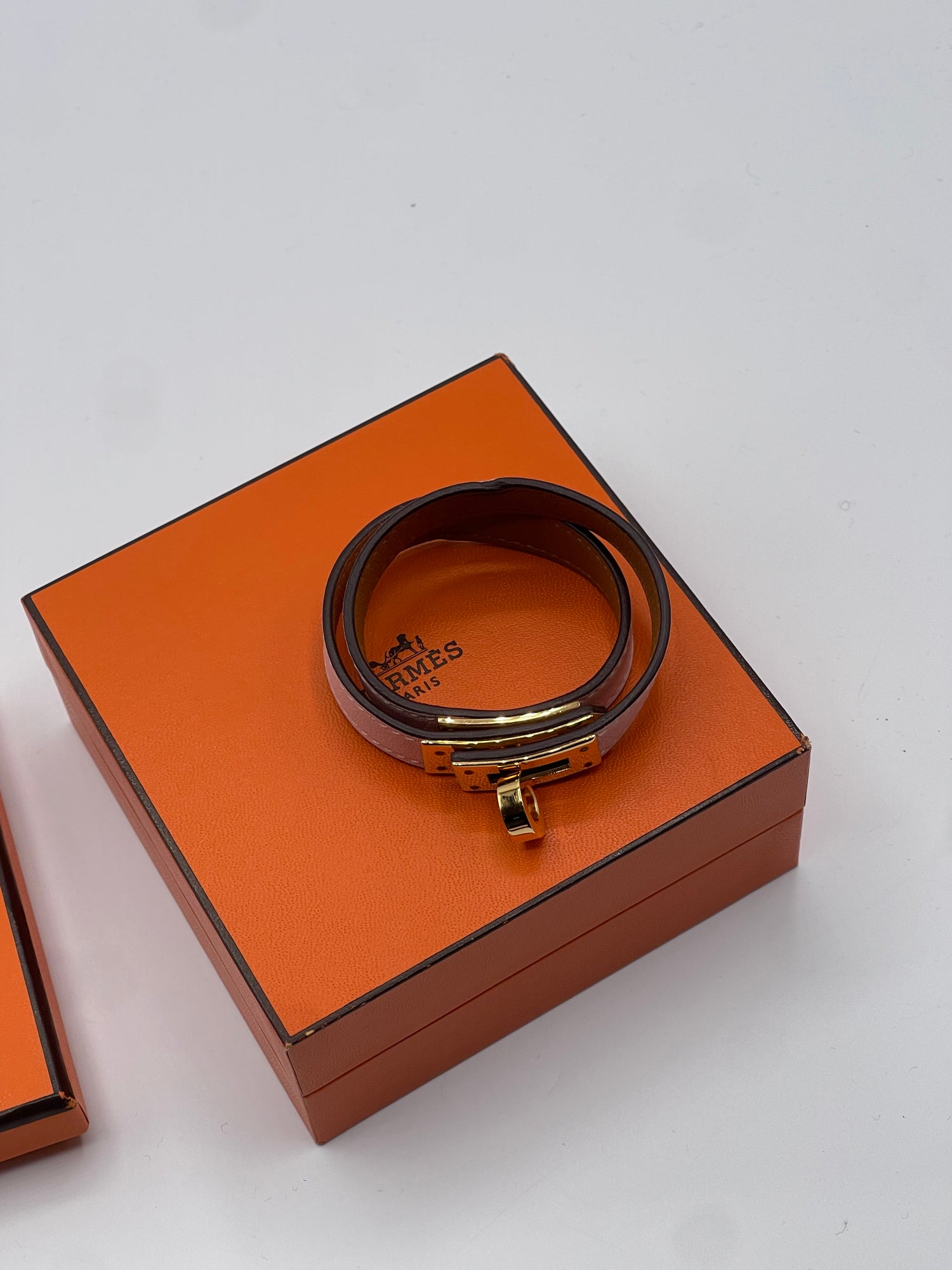 Hermès - Bracelet Kelly double tour rose sakura or jaune