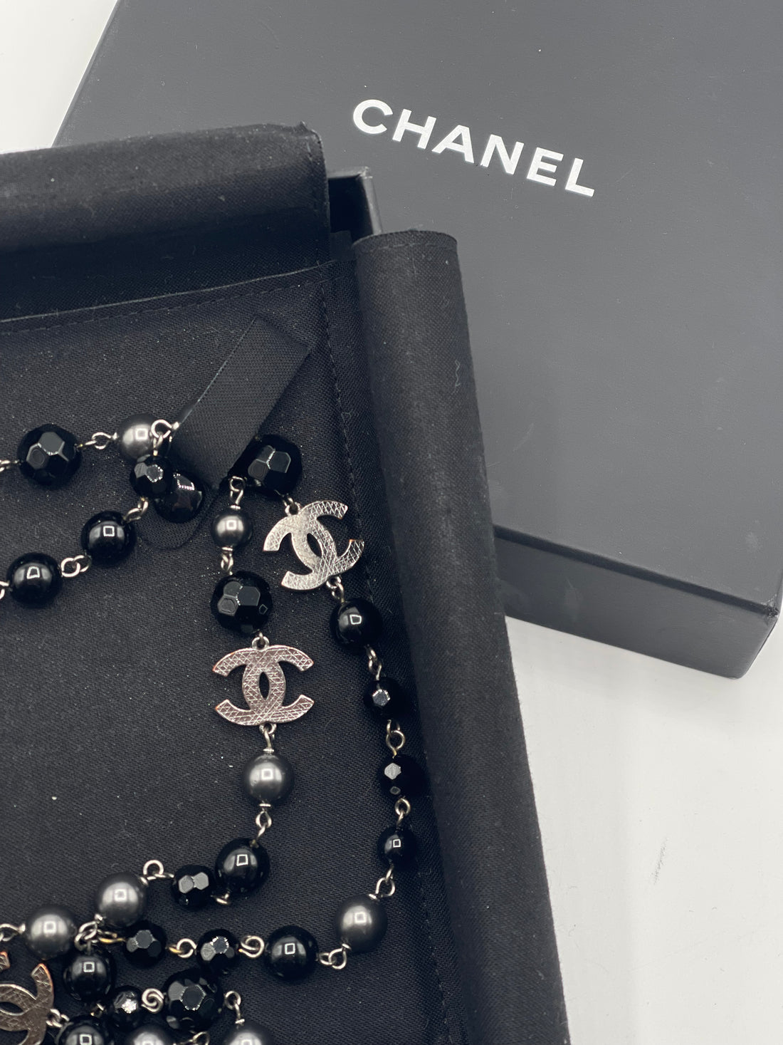 Chanel - Sautoir à perles noires