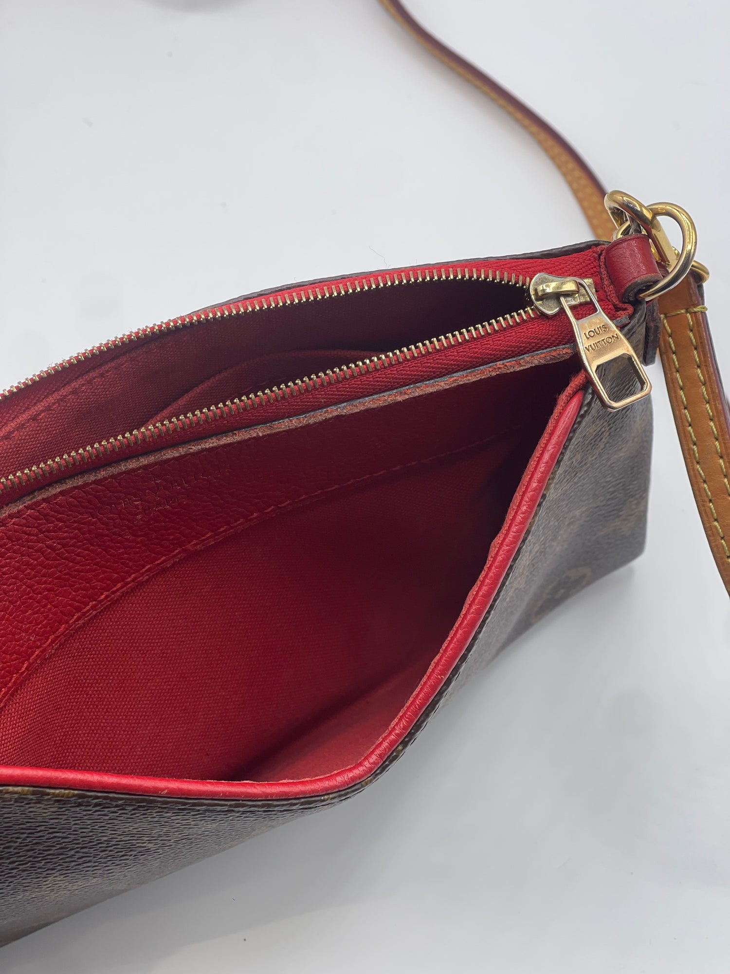 Louis Vuitton - Sac pochette Pallas monogramme et cuir rouge