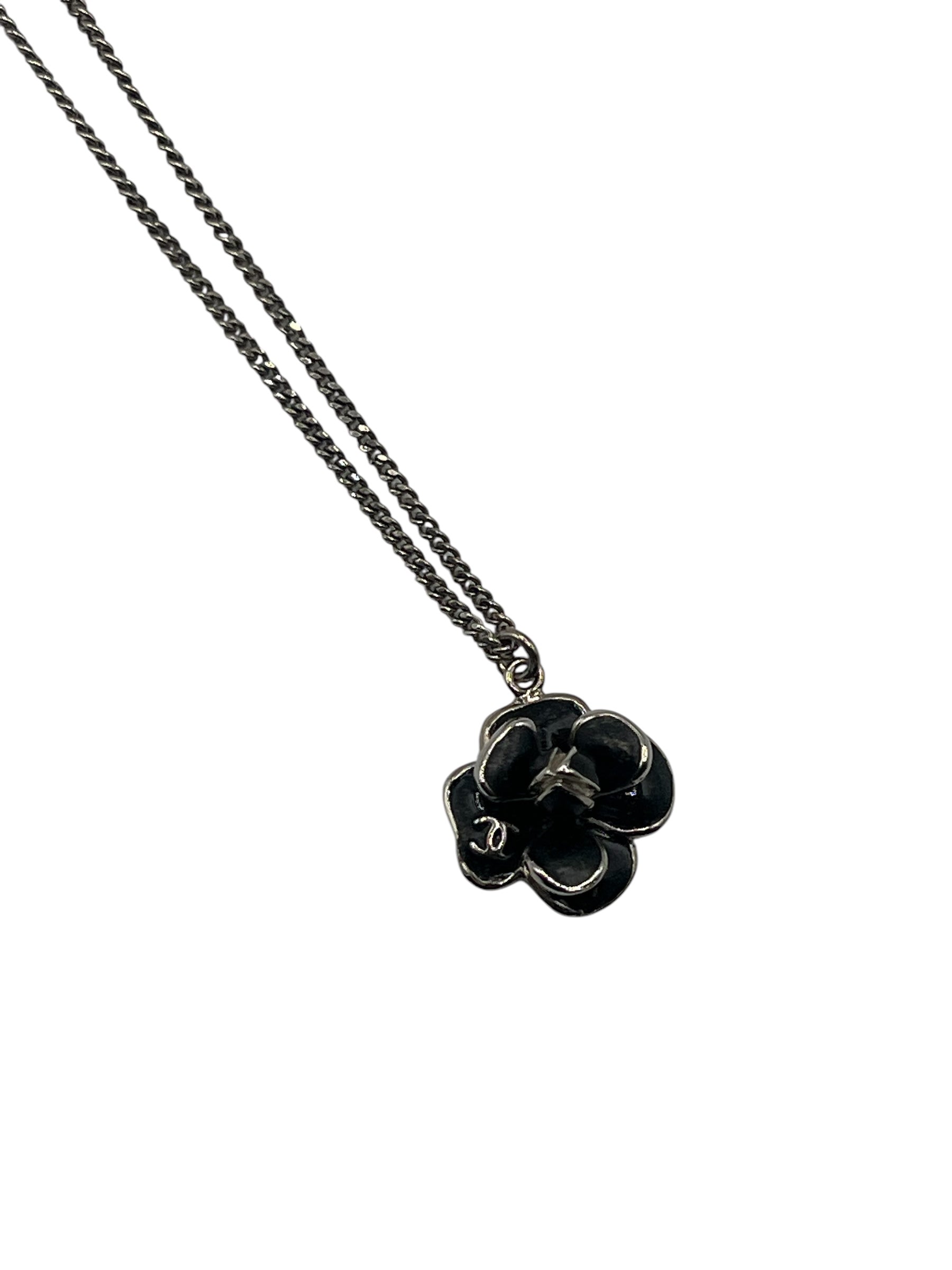 Chanel - collier pendentif camélia