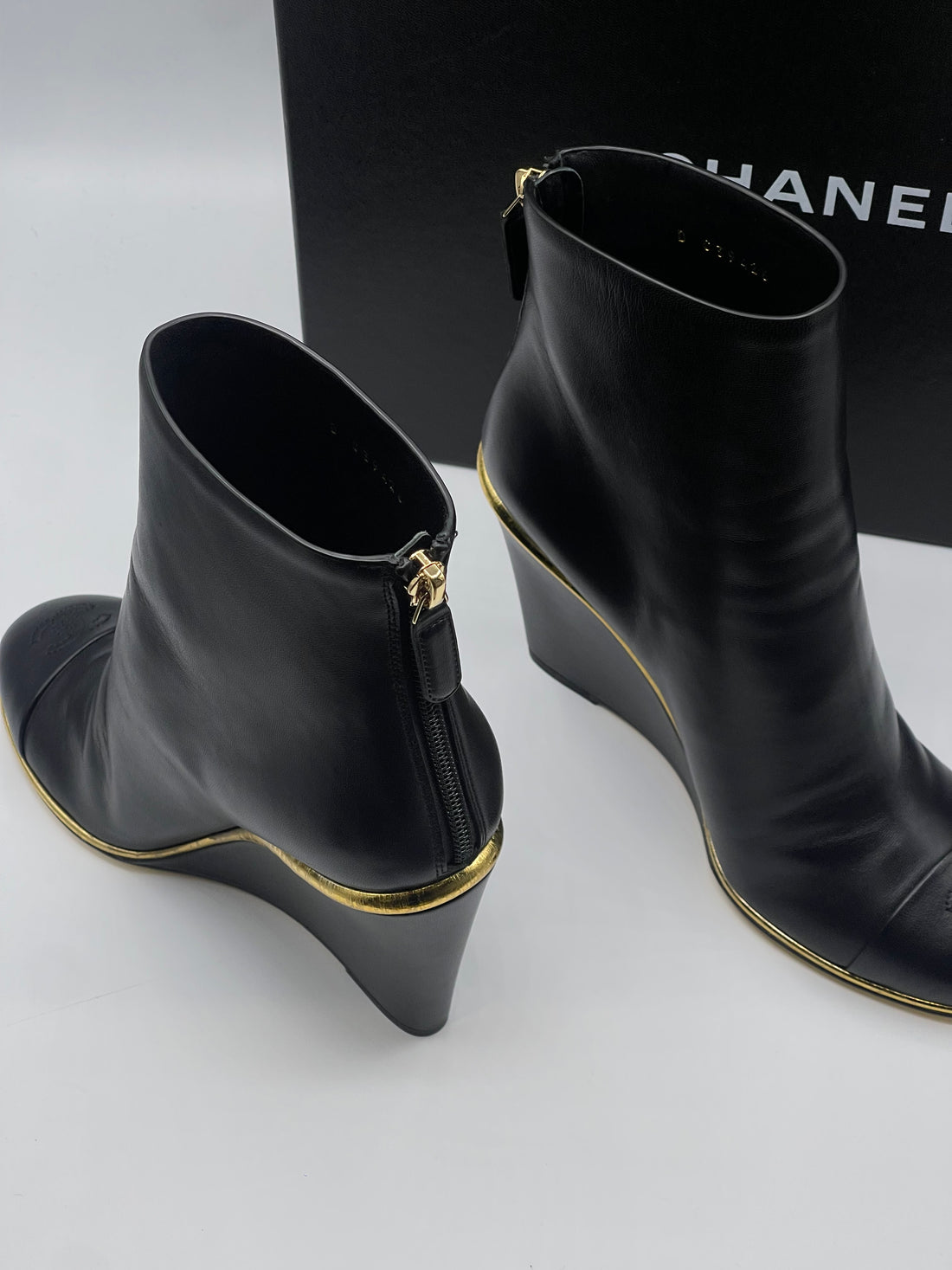 Chanel - Bottines compensées CC Noires et dorées T36