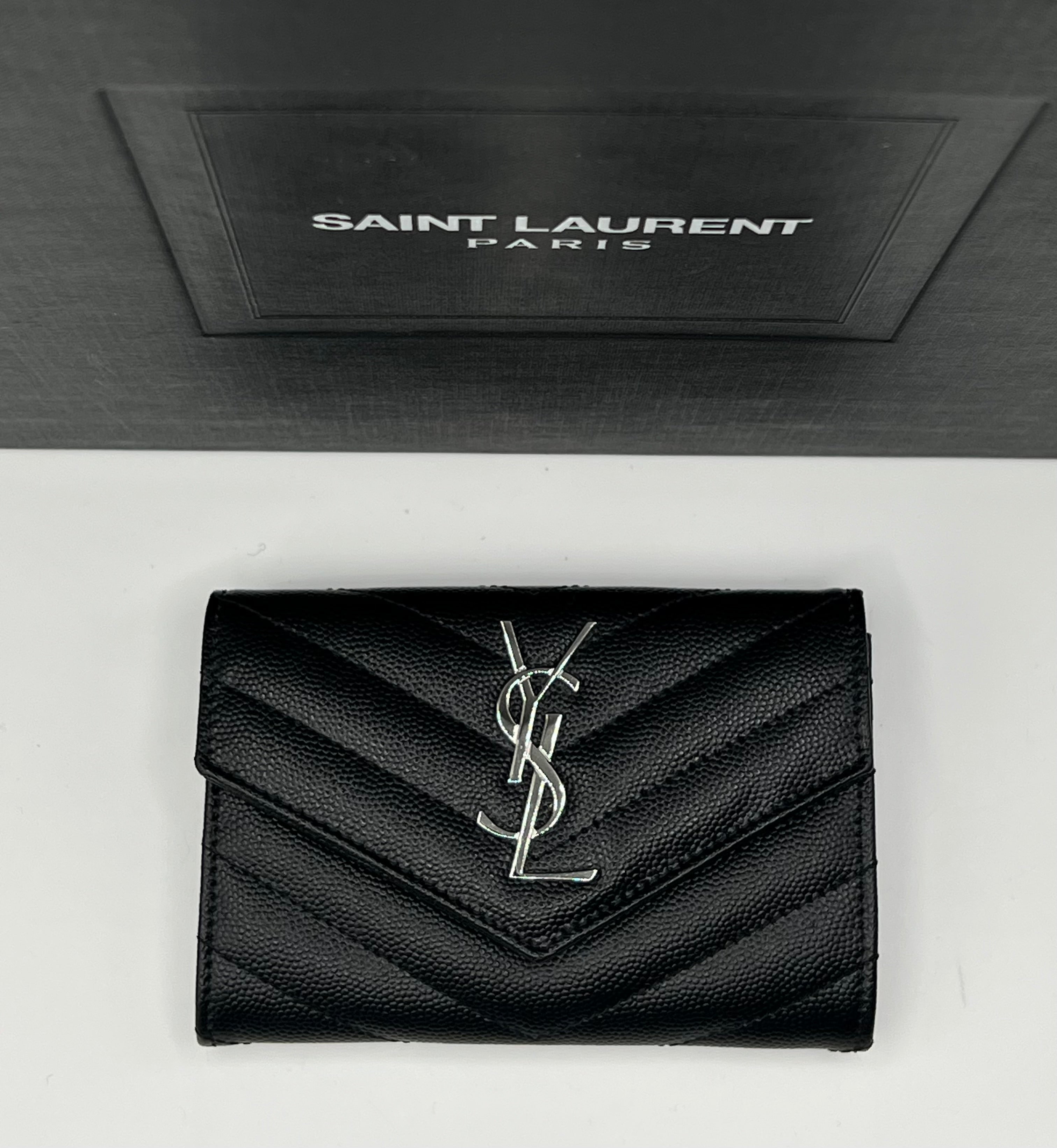 Saint Laurent - portefeuille Cassandre cuir noir YSL argenté