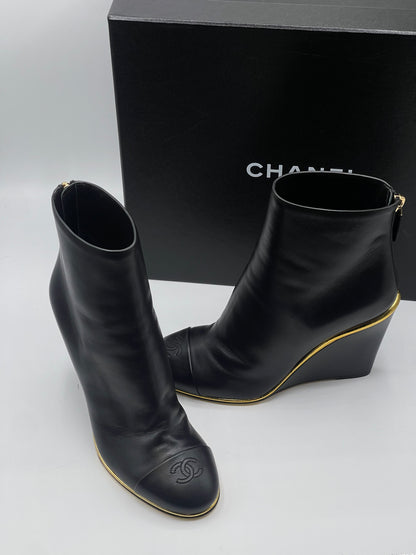 Chanel - Bottines compensées CC Noires et dorées T36