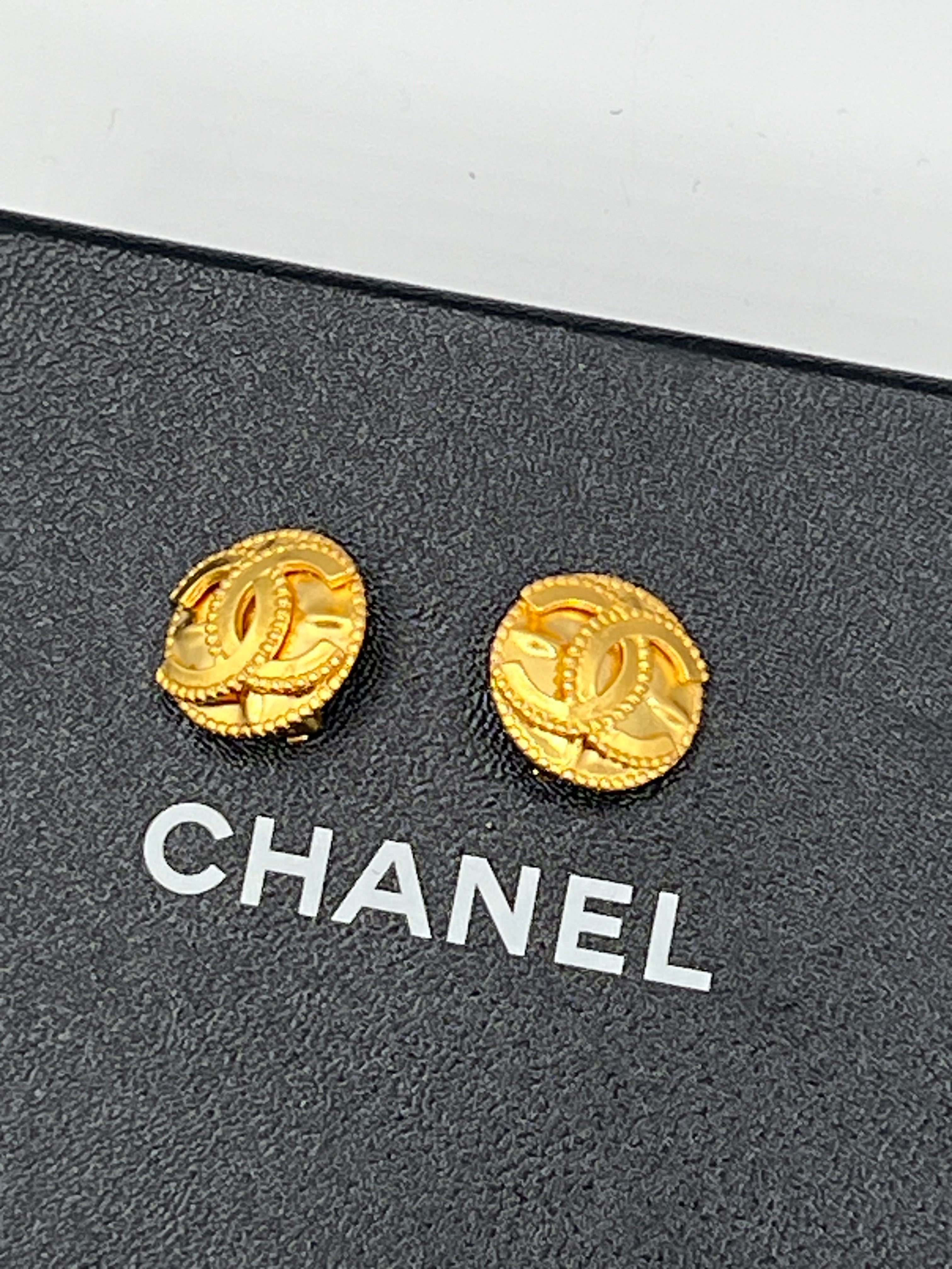 Chanel - boucles d’oreilles clips dorées