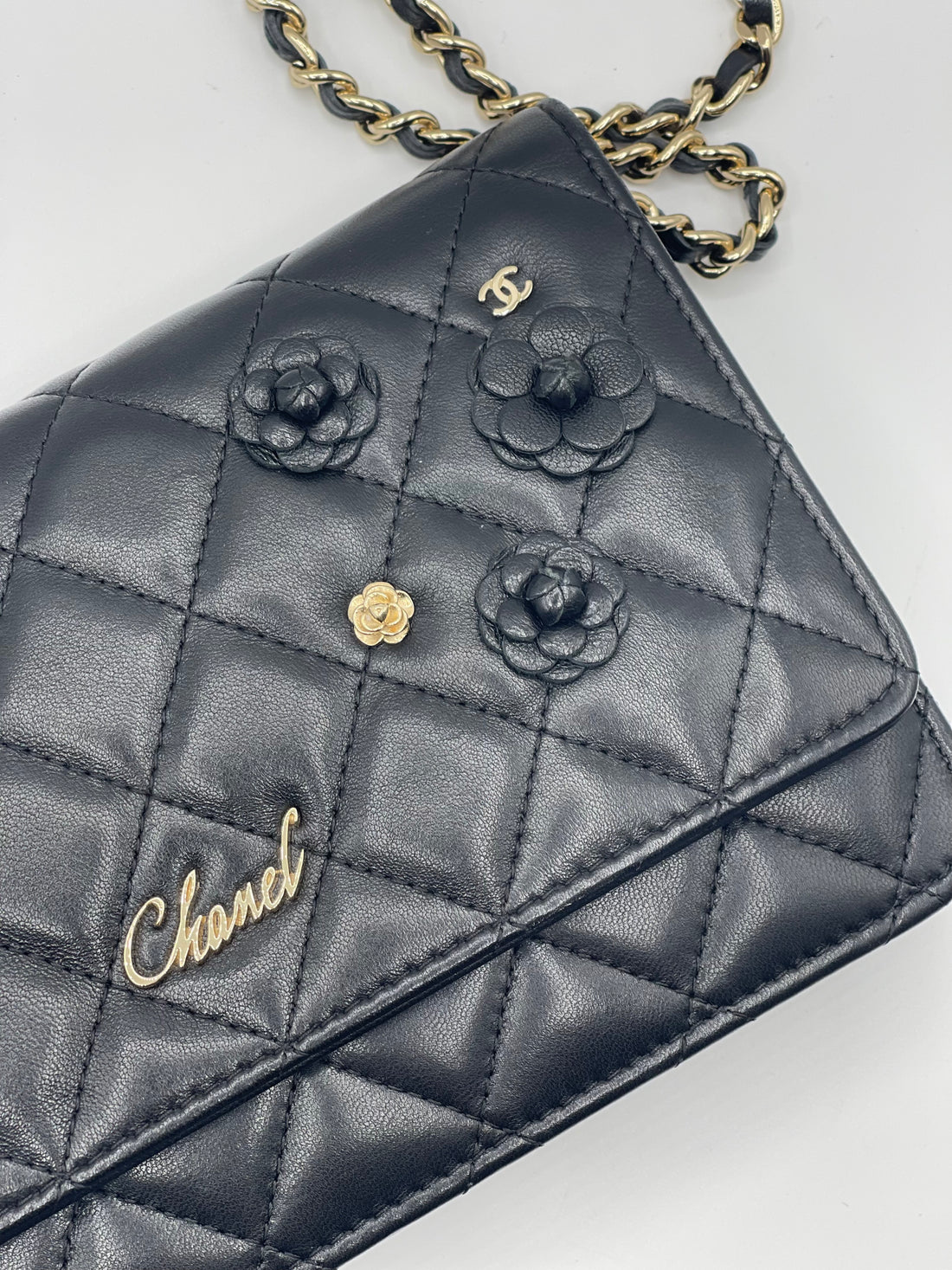 Chanel - Sac Wallet on chain noir et camélia édition limitée